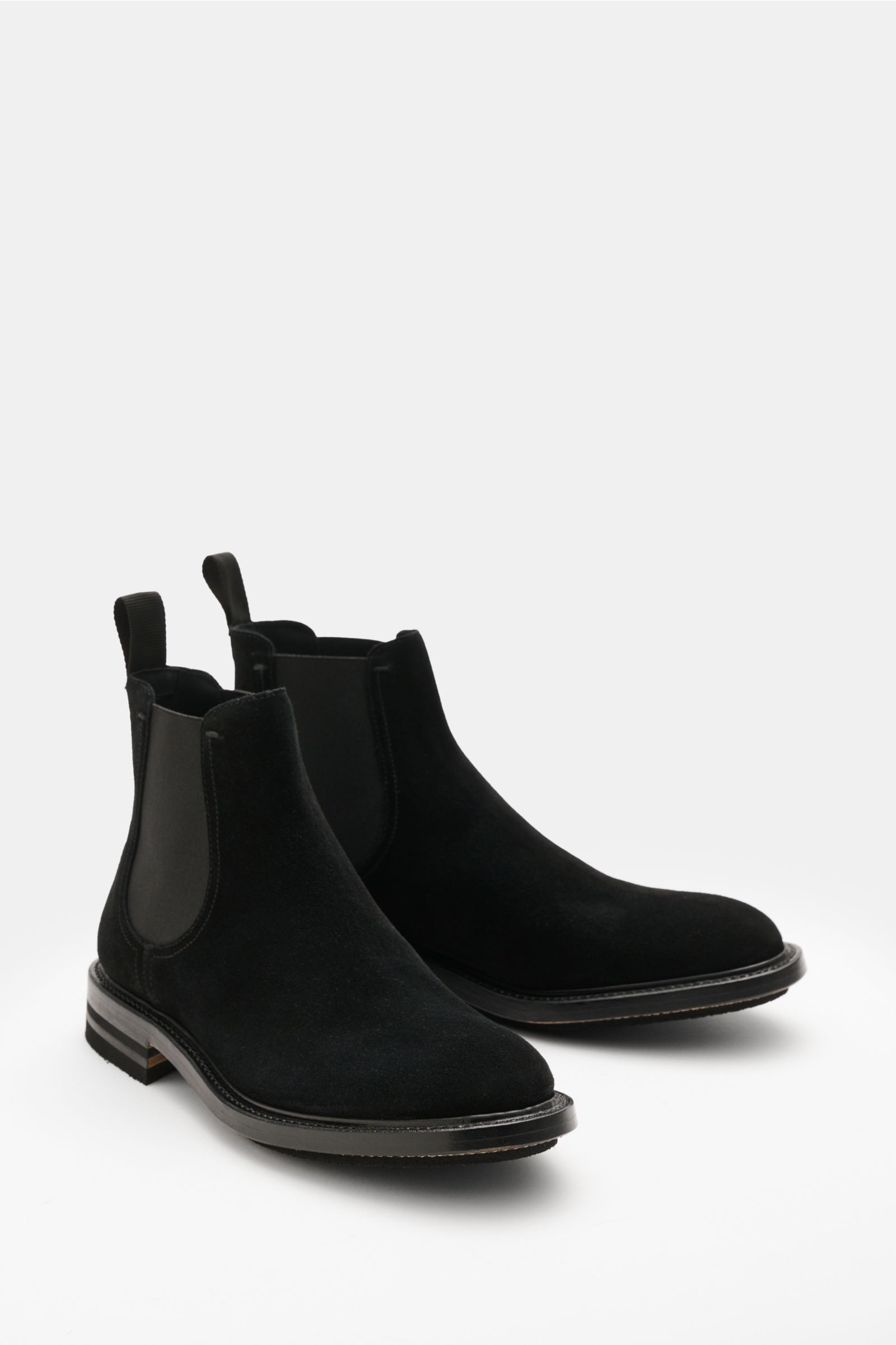 Fabi Chelsea Boot schwarz aus feinem Veloursleder, schmal zulaufend, mit Elastikeinsätzen, Anziehschlaufe, Gummisohle, seitliche Frontansicht.