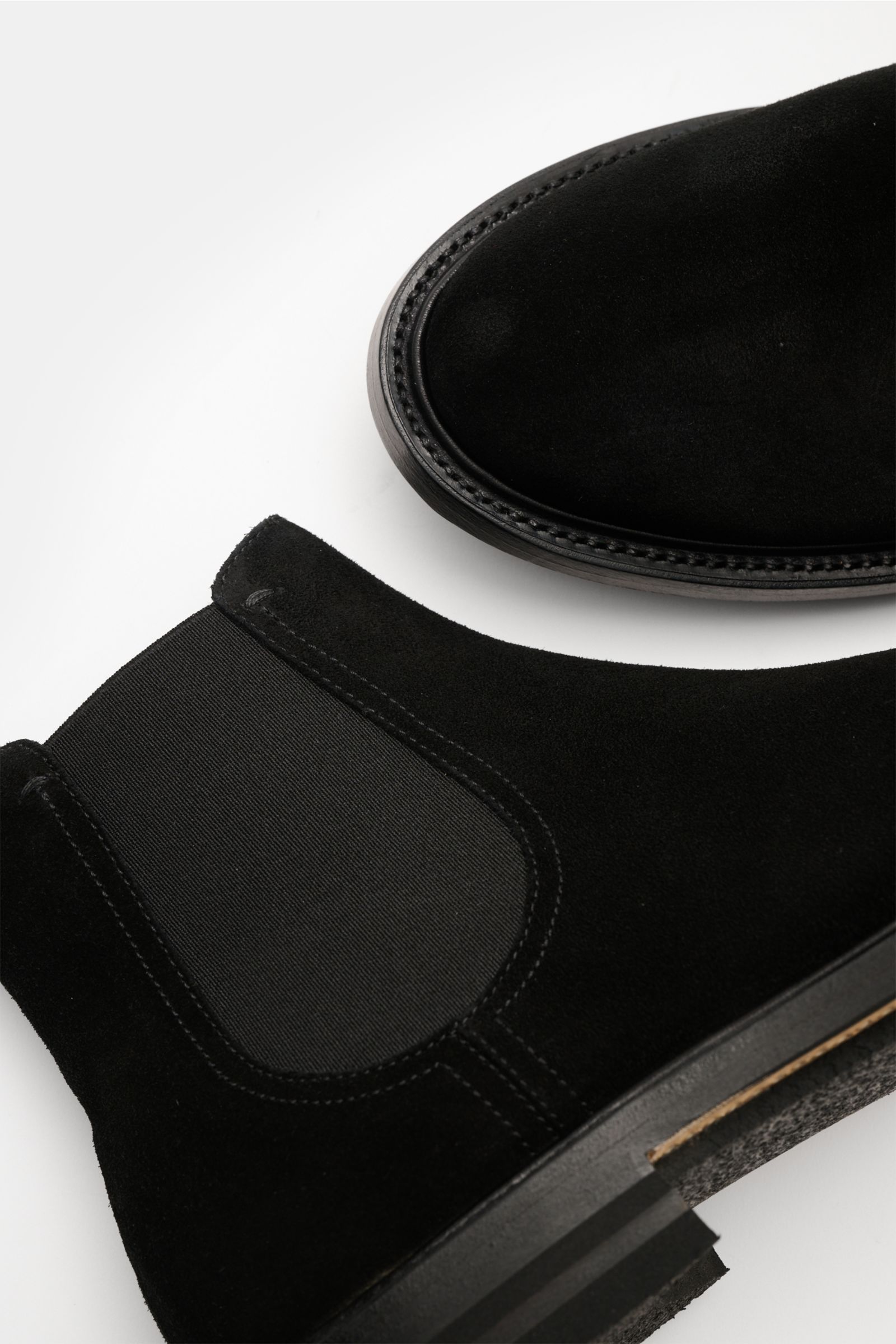 Fabi Chelsea Boot schwarz aus softem Veloursleder mit elastischen Einsätzen, schmal zulaufender Silhouette, Gummisohle, seitlich fotografiert.