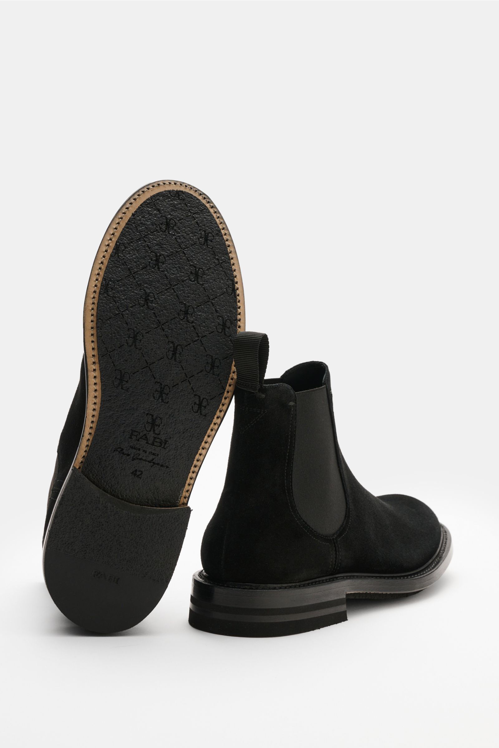 Fabi Chelsea Boot schwarz aus feinem Veloursleder, seitlich mit Elastikeinsätzen, gezeigt von hinten und Sohle im Vordergrund.