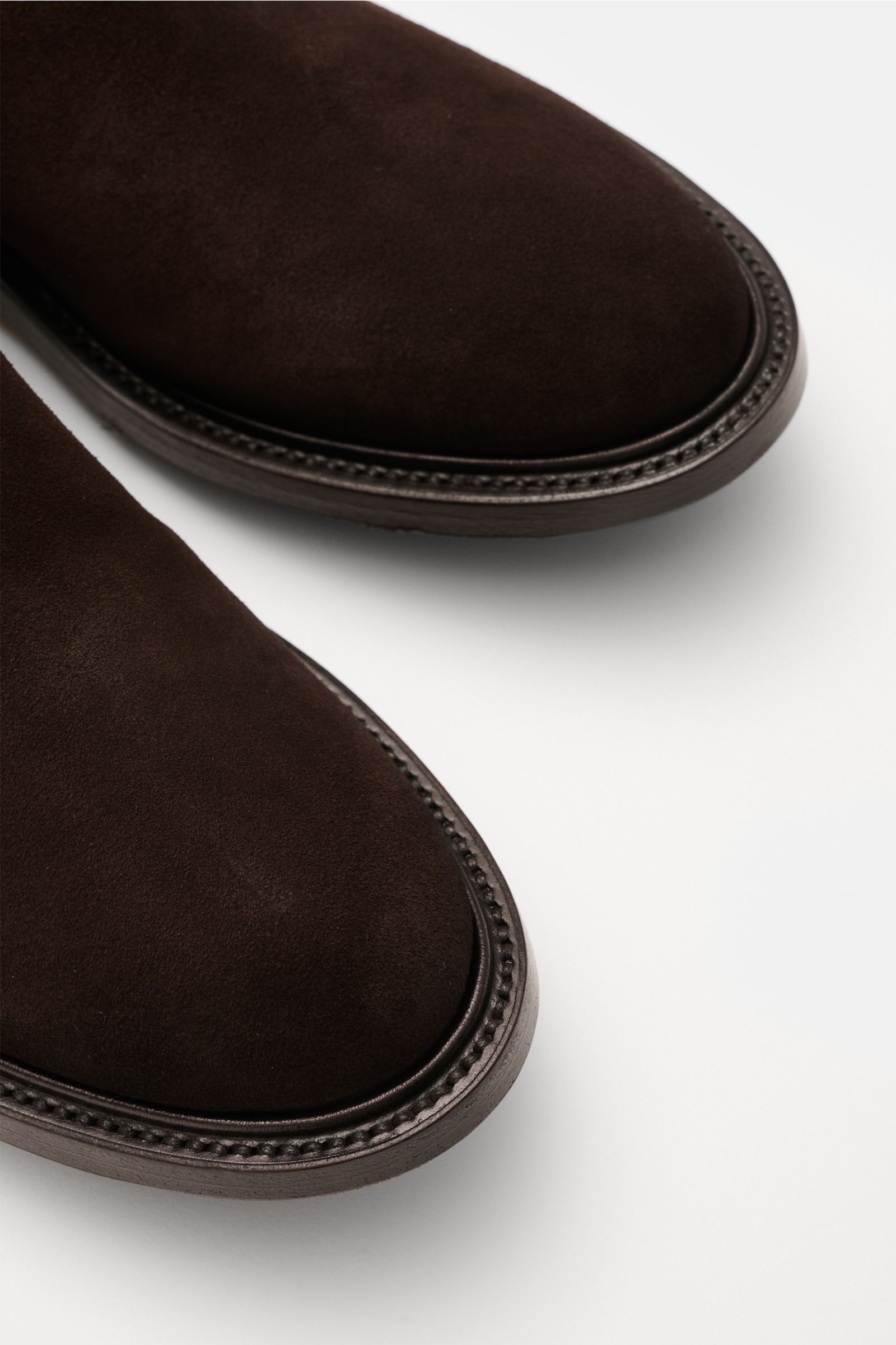Close-up top-front view of Fabi Chelsea Boot braun in smooth brown velour leather, featuring Goodyear welted sole, slim silhouette, elastic side inserts, leather lining, EVA insole and heel. Der Chelsea Boot, einst Lieblingsschuh der Swinging Sixties in L