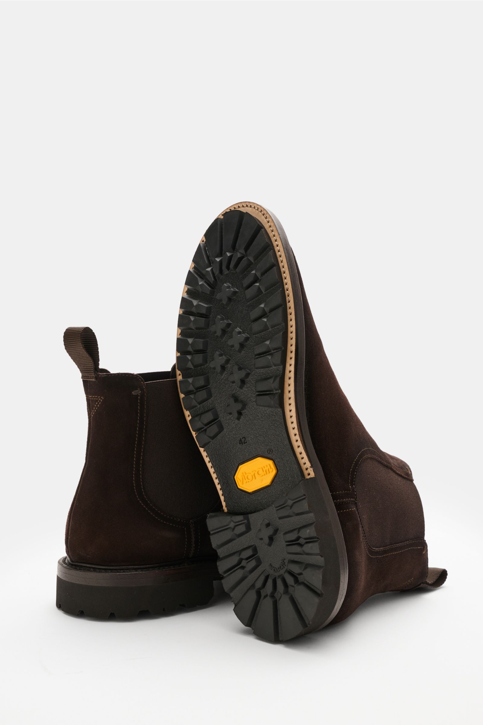 Rear and sole view of the Fabi Chelsea Boot braun in smooth brown suede, featuring Goodyear welted construction, elastic side inserts, leather lining, and branded leather sole with EVA inserts for flexibility and lightweight comfort.