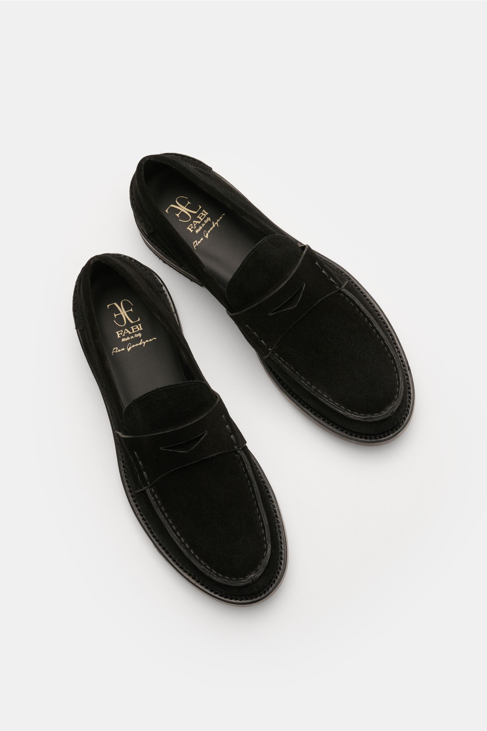 Top view of Fabi Penny Loafer schwarz in black velours leather, showing penny strap, decorative stitching on toe and heel, smooth leather lining, and flexible rubber-stacked sole.
