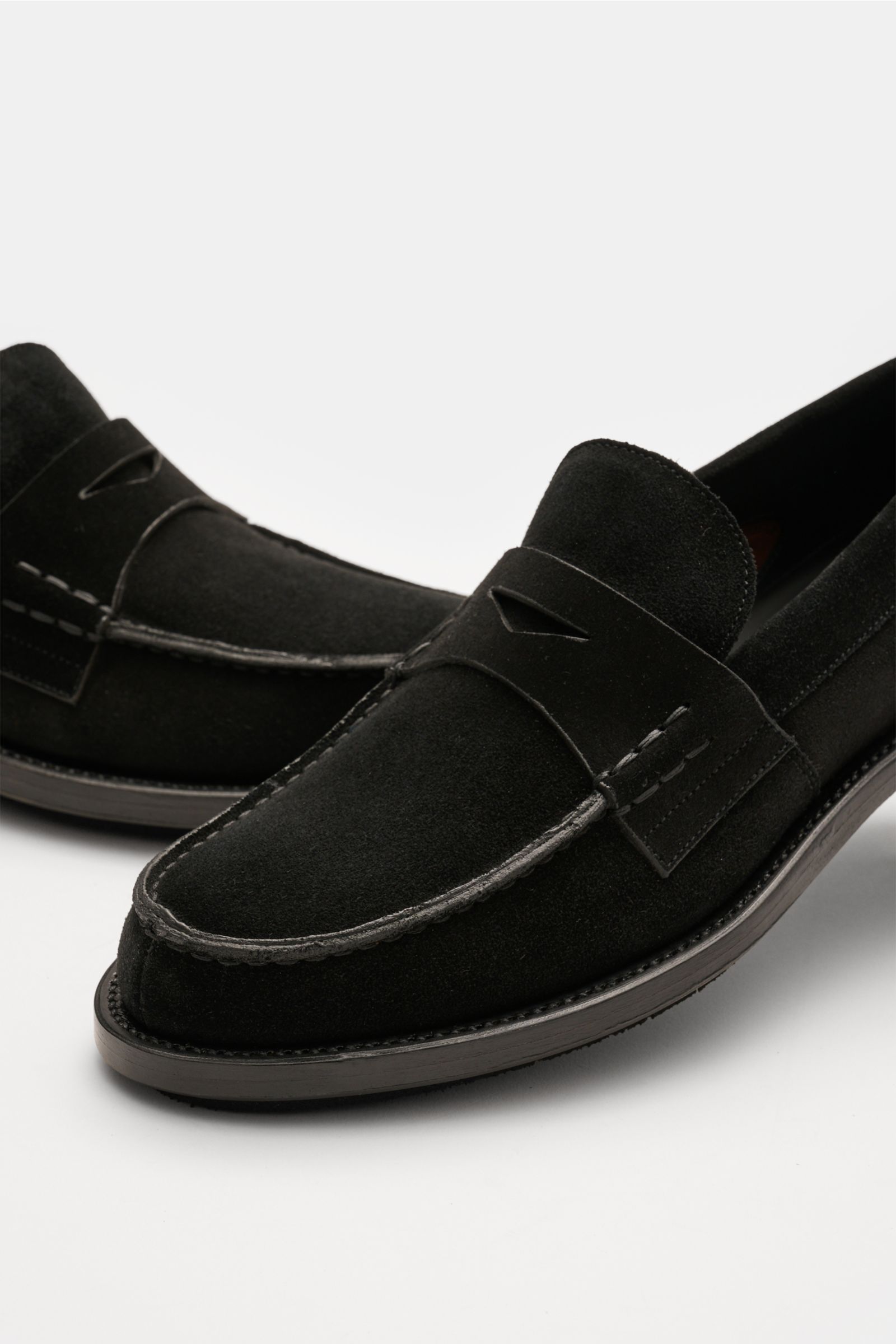 Close-up front-side view of Fabi Penny Loafer schwarz in black fine velour with Flex Goodyear stitching, decorative seams on heel and toe, leather lining, and rubber-reinforced stacked sole for comfort and flexibility.