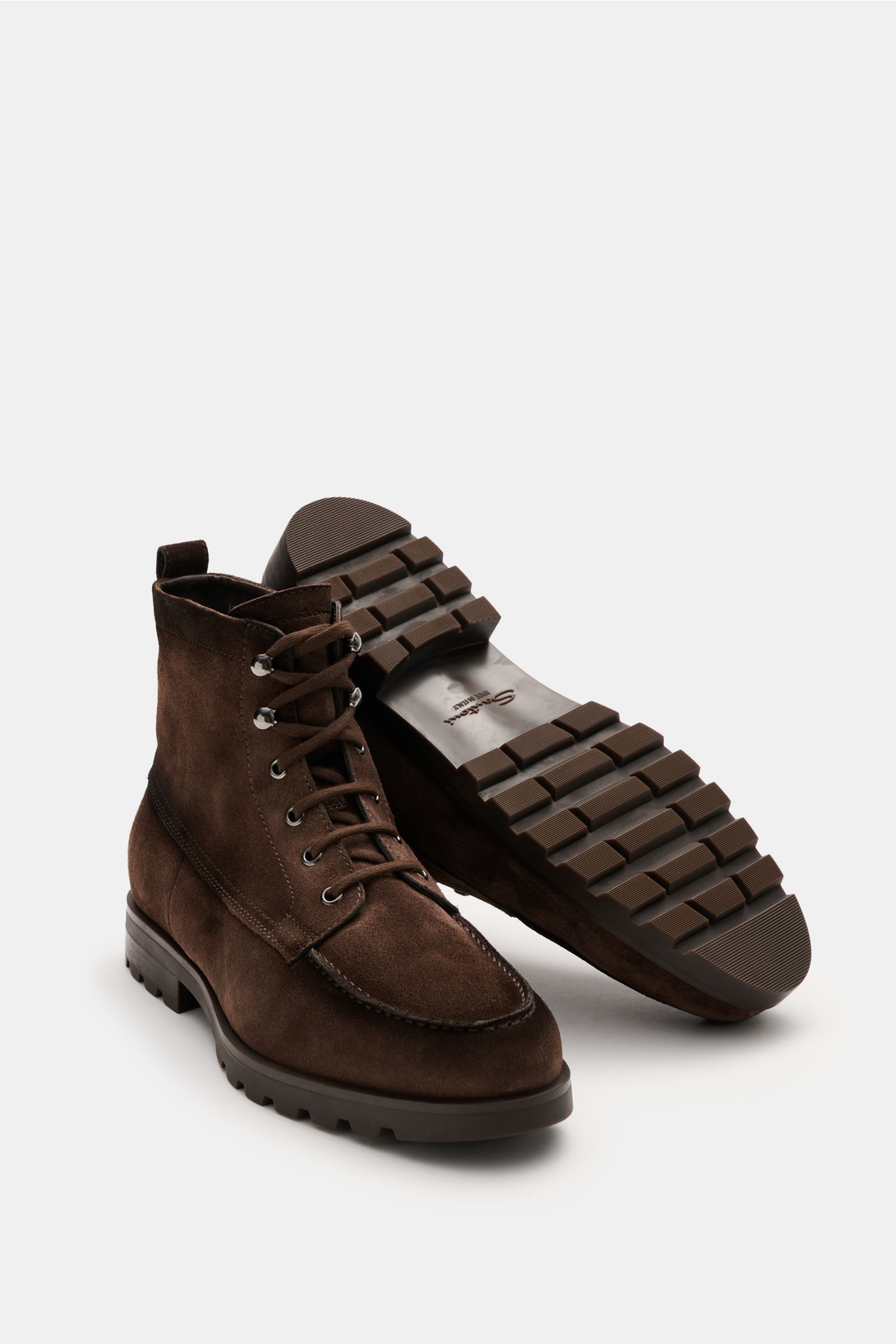 Santoni Schnürboot 'Detroit Rock' braun aus Veloursleder, schmal, mit Ziernaht, Vier-Loch-Schnürung, Lammfellfutter, profilierter Gummisohle, seitlichem Reißverschluss, von schräg vorne und unten fotografiert.