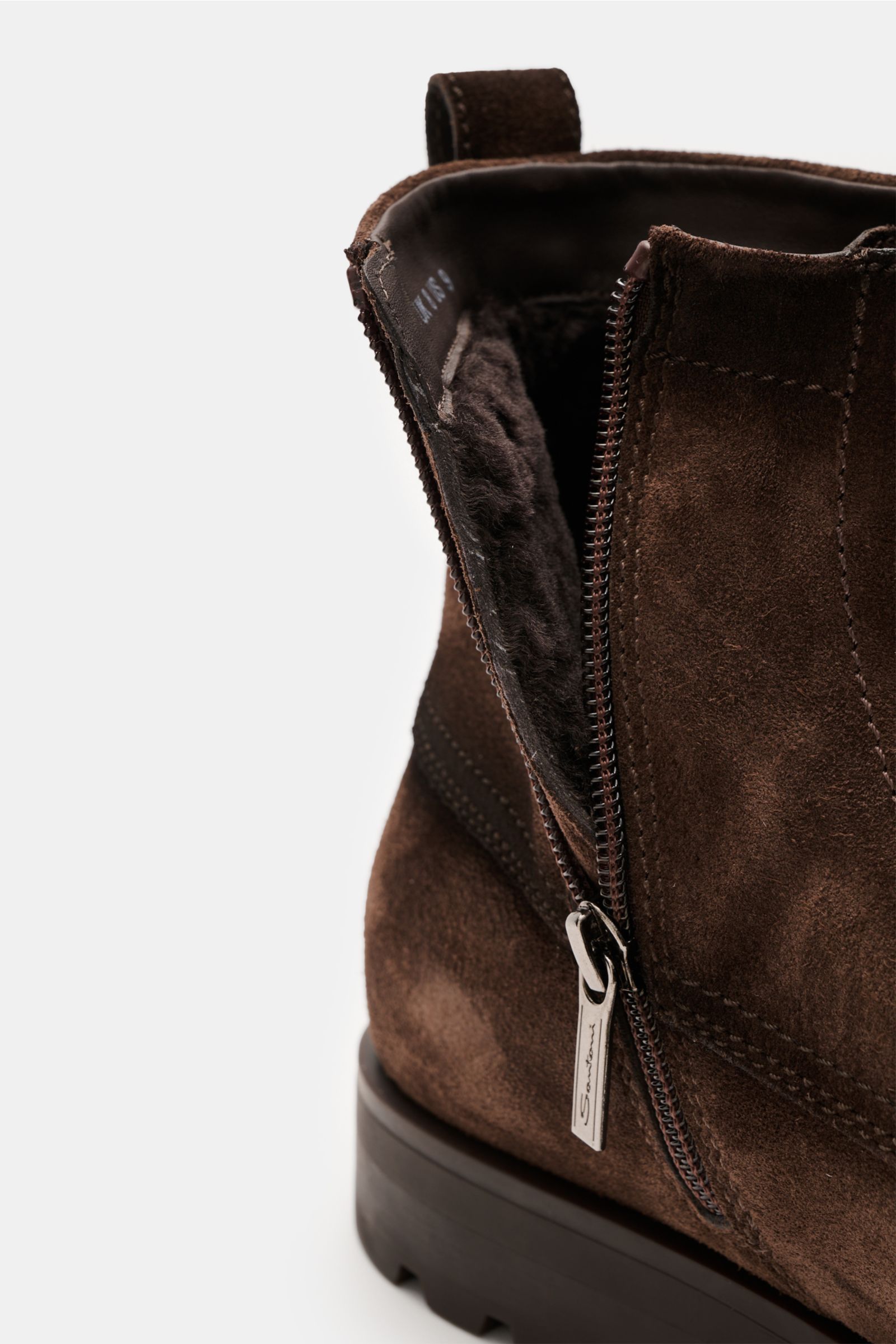 Nahaufnahme des braunen Santoni Schnürboots 'Detroit Rock' aus edlem Veloursleder mit geöffnetem Reißverschluss, Lammfellfutter sichtbar, profilierte Gummisohle, Ziernaht und Anziehschlaufe, vier-Loch-Schnürung, Hakenverschluss aus schräger Seitenperspekt