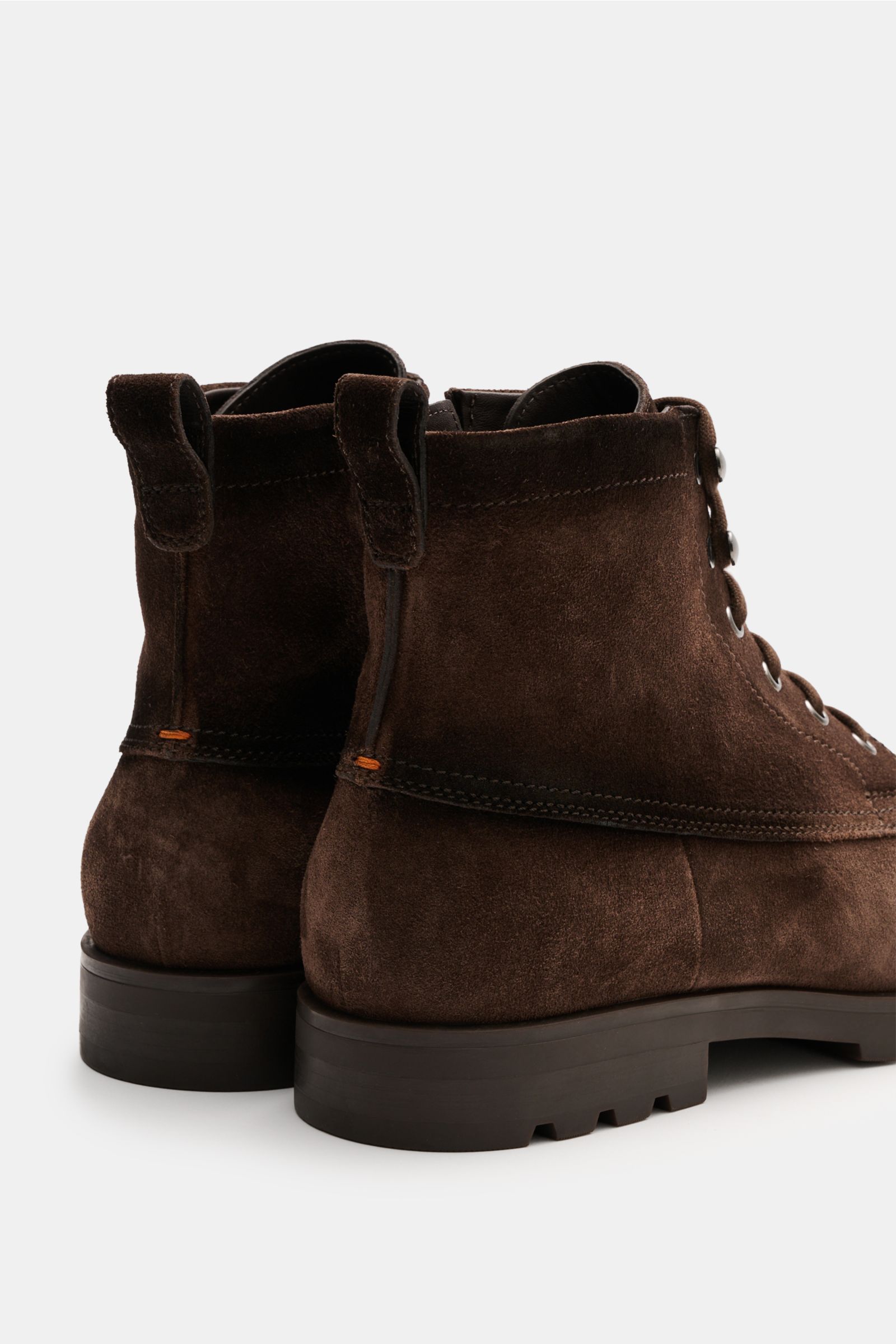 Santoni Schnürboot 'Detroit Rock' braun, seitlich-hinten fotografiert, edles Veloursleder, Lammfellfutter, profilierte Gummisohle.