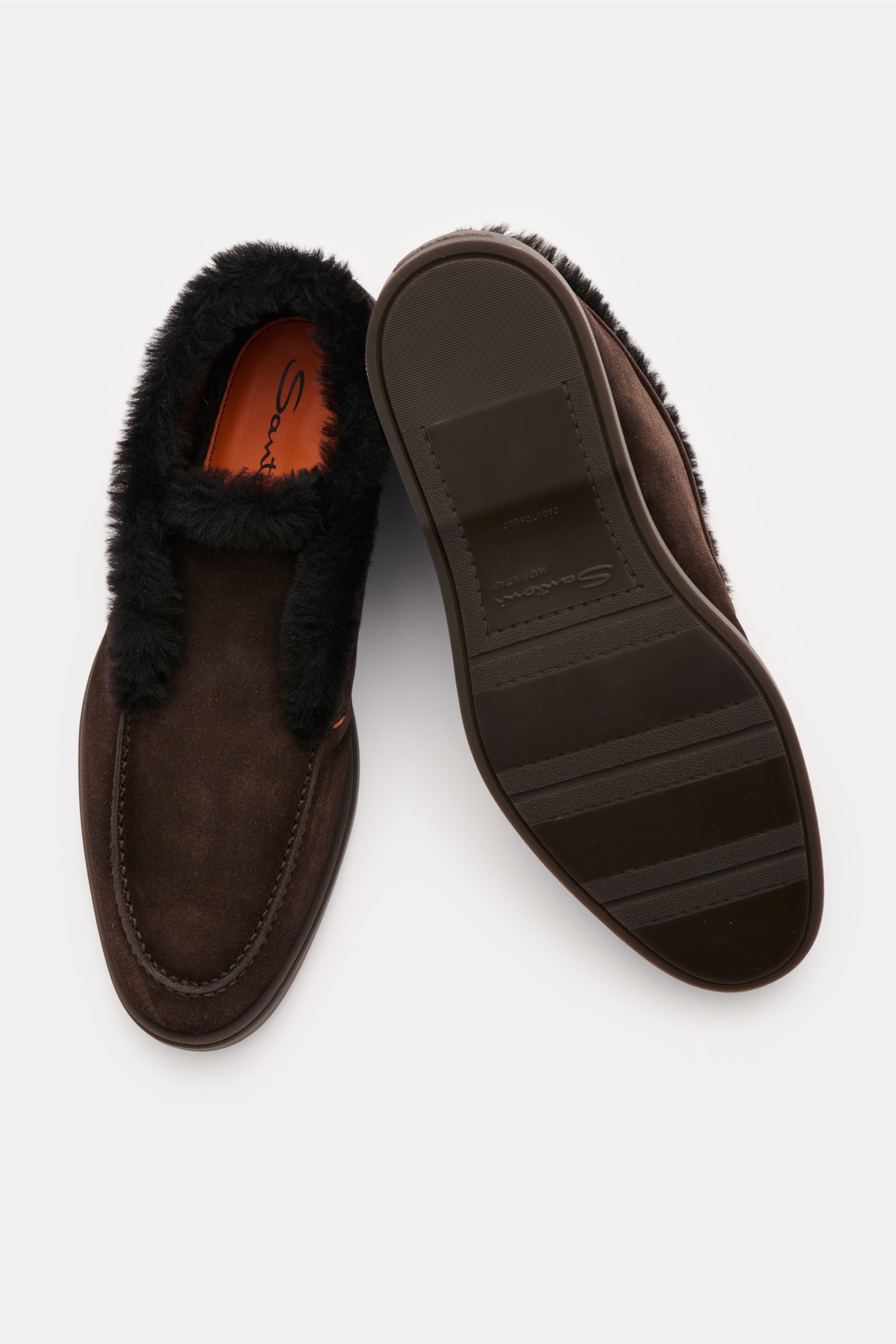 Santoni Desert Boot 'Detroit Rock' dunkelbraun shown from top and sole view, made of soft textured suede with black fur lining. Desert Boot aus feinem Textur-Wildleder von SANTONI: Die robust profilierte Gummisohle sorgt sowohl für einen rutschfesten H