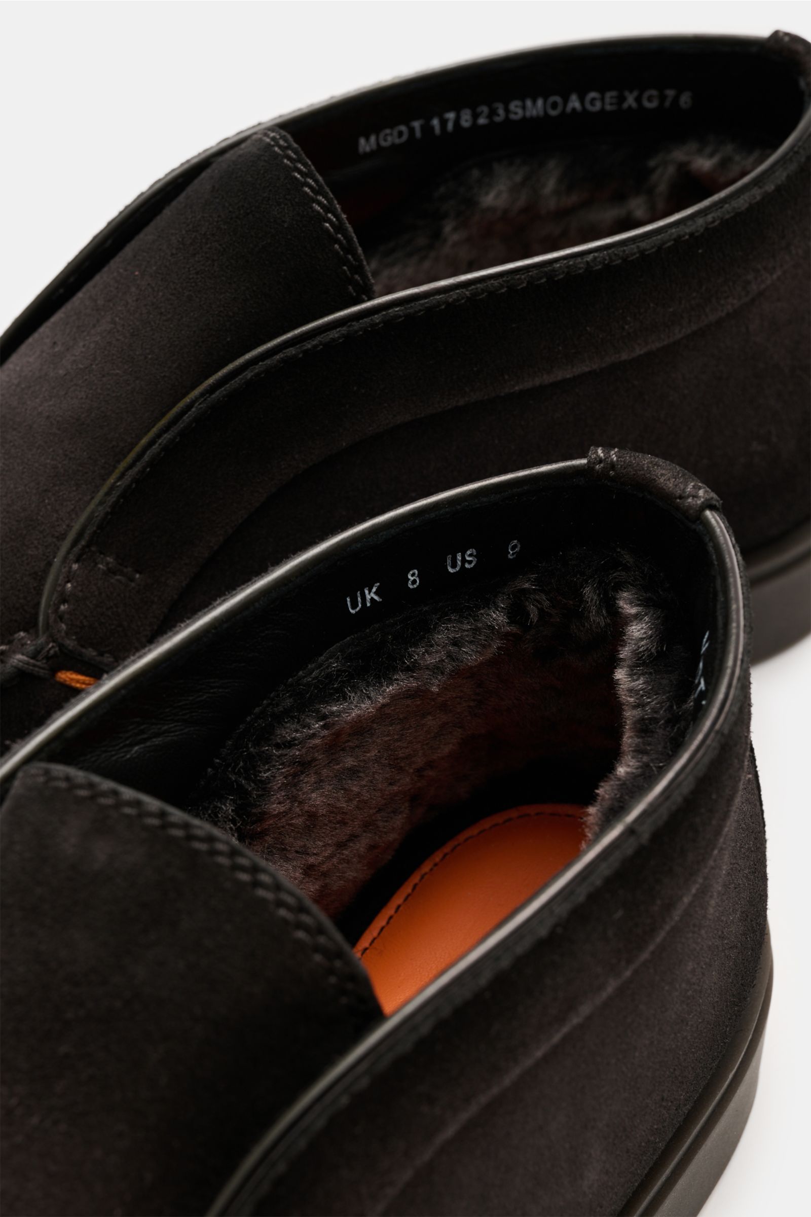 Santoni Desert Boot 'Detroit' graubraun aus feinem Veloursleder, schmal zulaufend mit Ziernaht, Innenfutter aus Lammfell, flexible Kautschuksohle, Nahaufnahme von oben.