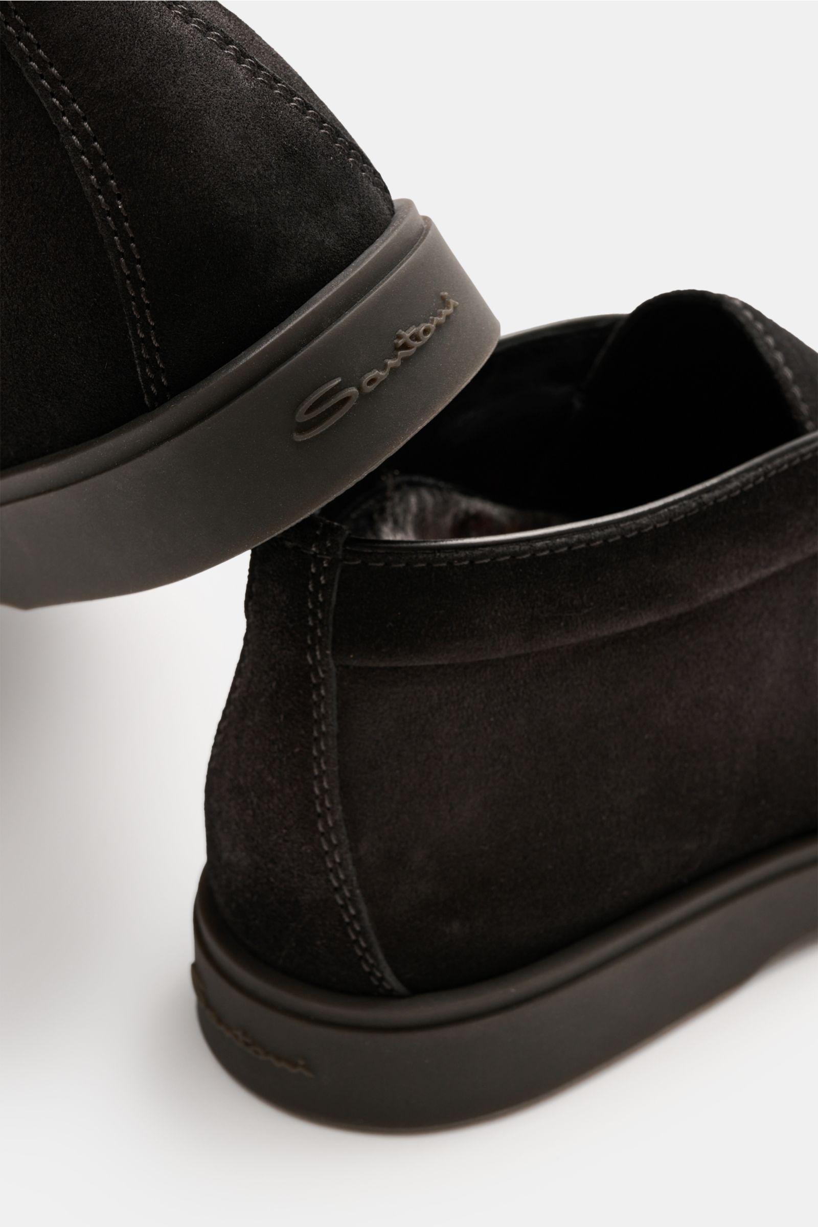 Santoni Desert Boot 'Detroit' graubraun aus feinem Veloursleder, schmal zulaufend mit Ziernaht, Lammfellfutter, flexible Kautschuksohle, Rückansicht.