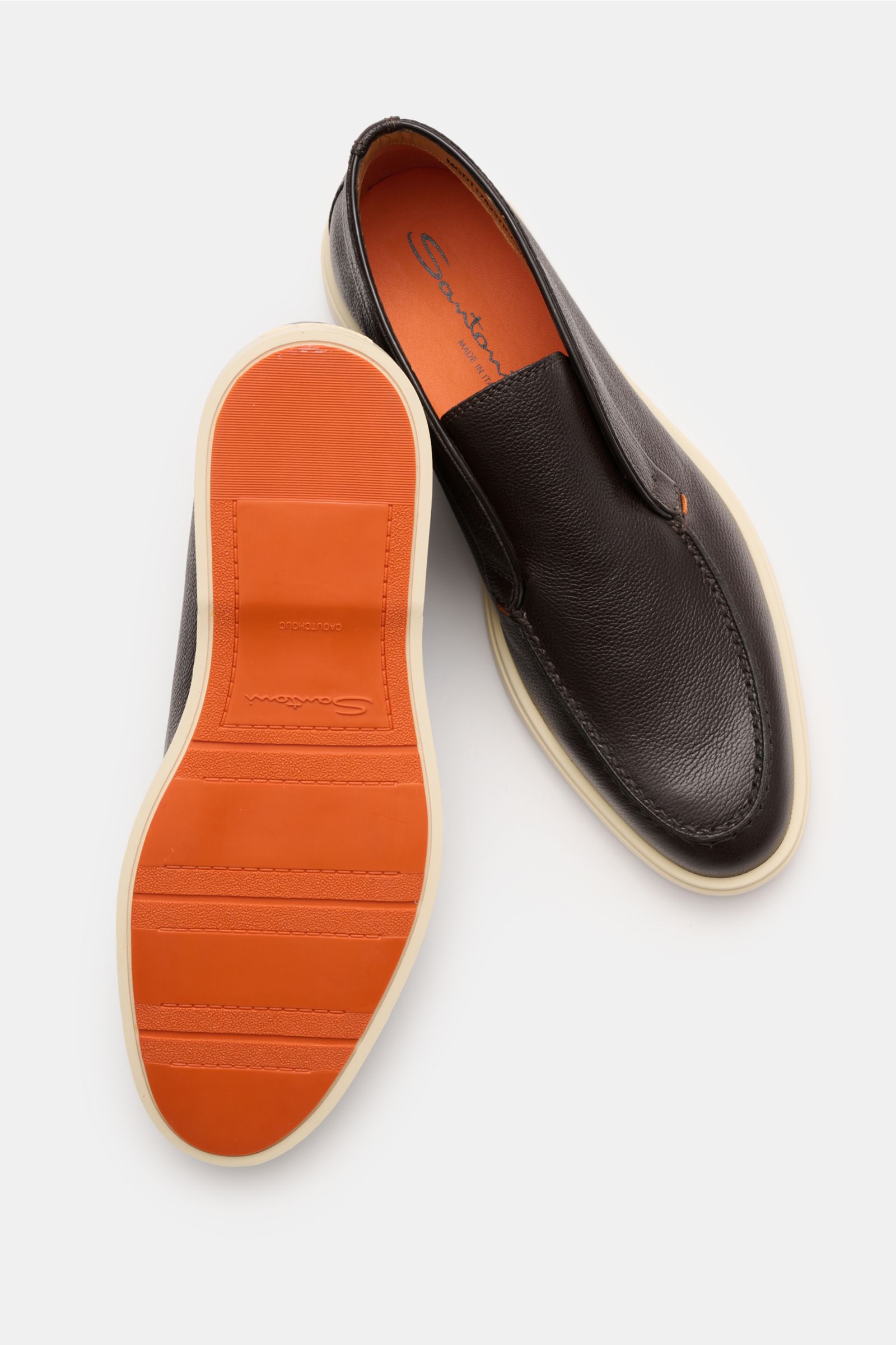 Santoni Desert Boot 'Detroit' dunkelbraun aus genarbtem Glattleder, schmal, mit Ziernaht, kontrastfarbigem Stitching und flexibler oranger Gummisohle, Ansicht von oben.