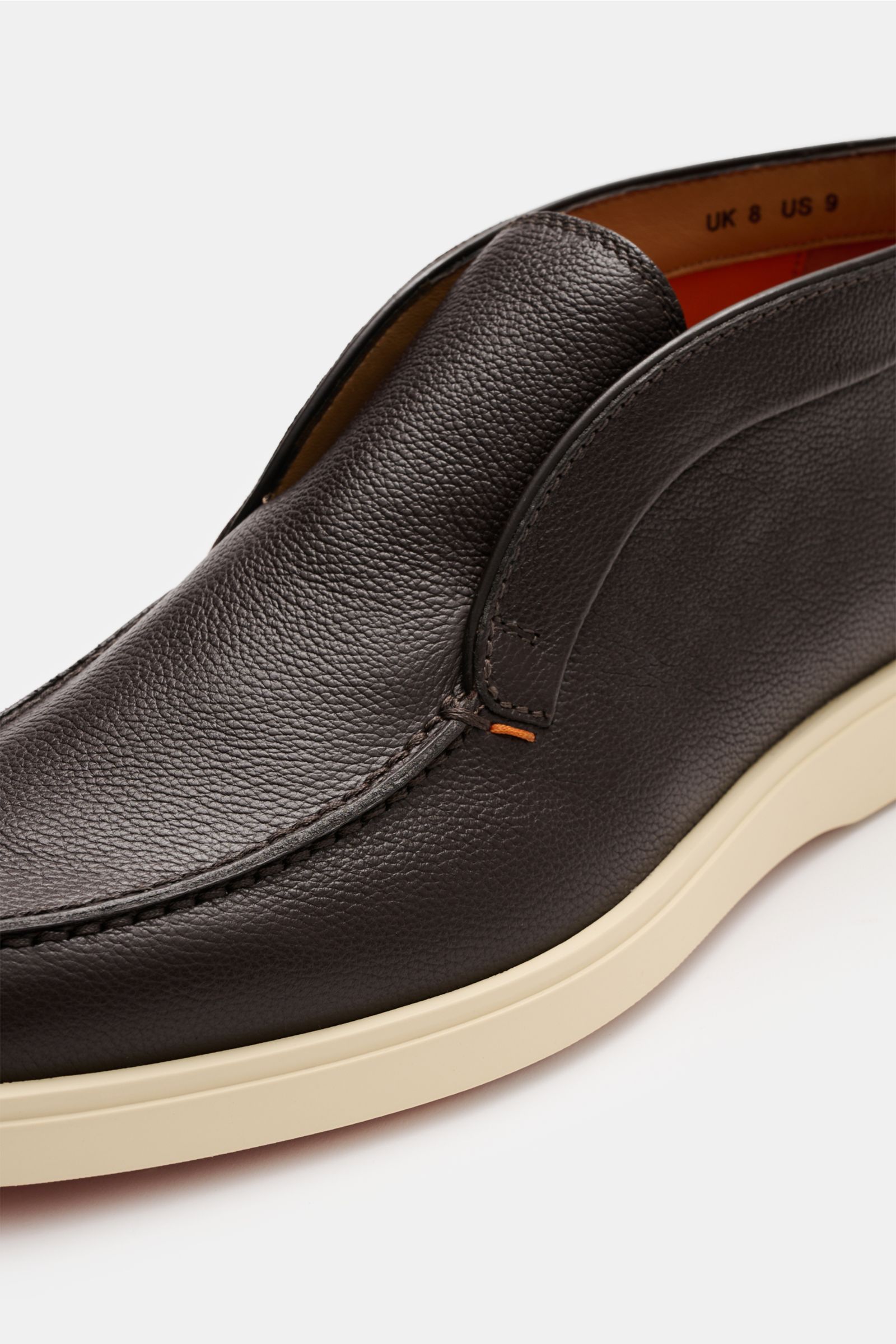 Santoni Desert Boot 'Detroit' dunkelbraun aus genarbtem Glattleder, schmal zulaufend, mit Ziernaht und kontrastfarbigem Stitching, seitliche Nahaufnahme.