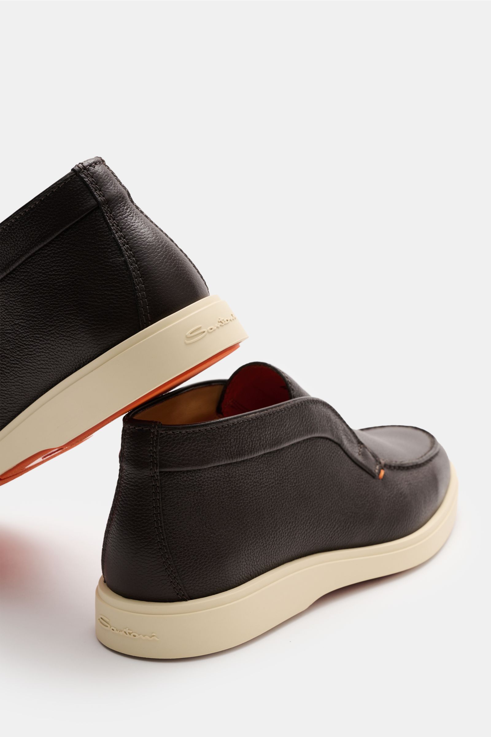 Santoni Desert Boot 'Detroit' dunkelbraun aus markant genarbtem Glattleder, schmal zulaufend, mit Ziernaht und flexibler Gummisohle, Seitenansicht.