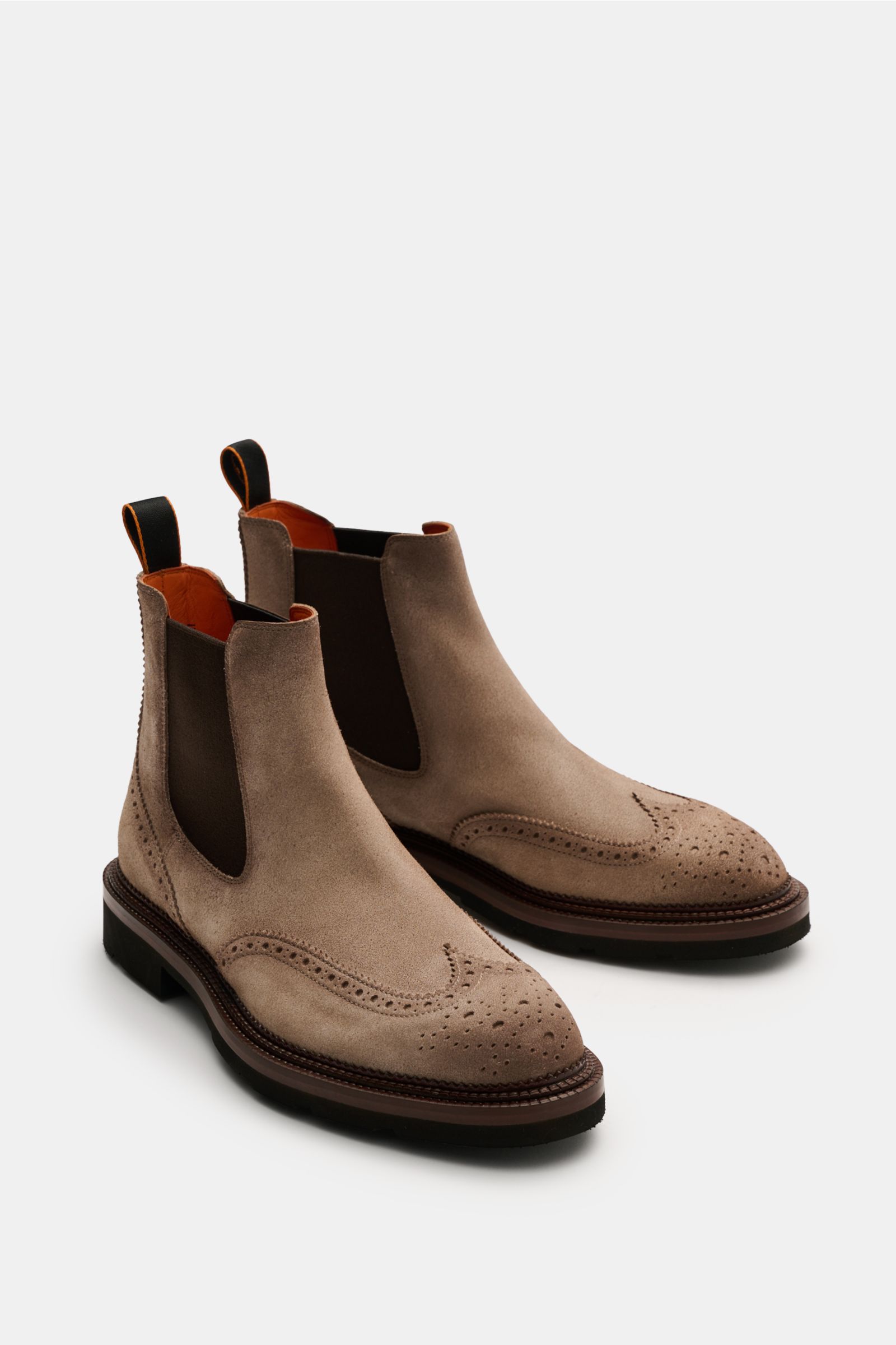Santoni Chelsea Boot 'Colin' beige aus Veloursleder mit Wingtip-Broguings, elastischen Einsätzen, Lederfutter, Profilsohle, seitlich oben fotografiert.