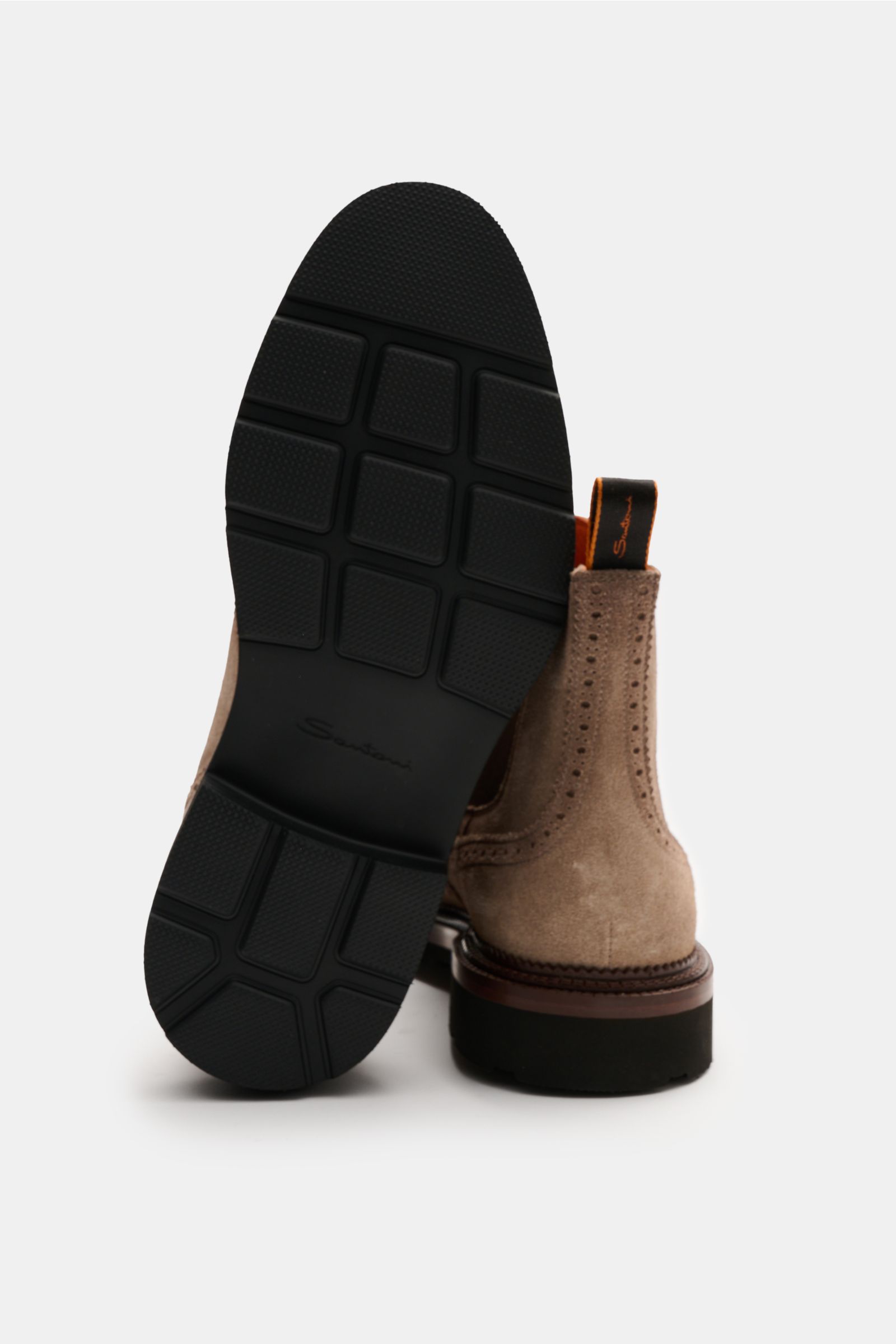 Santoni Chelsea Boot 'Colin' beige aus Veloursleder, Rückansicht mit Profilsohle, Wingtip-Broguings, Lederrahmen und elastischem Einsatz.