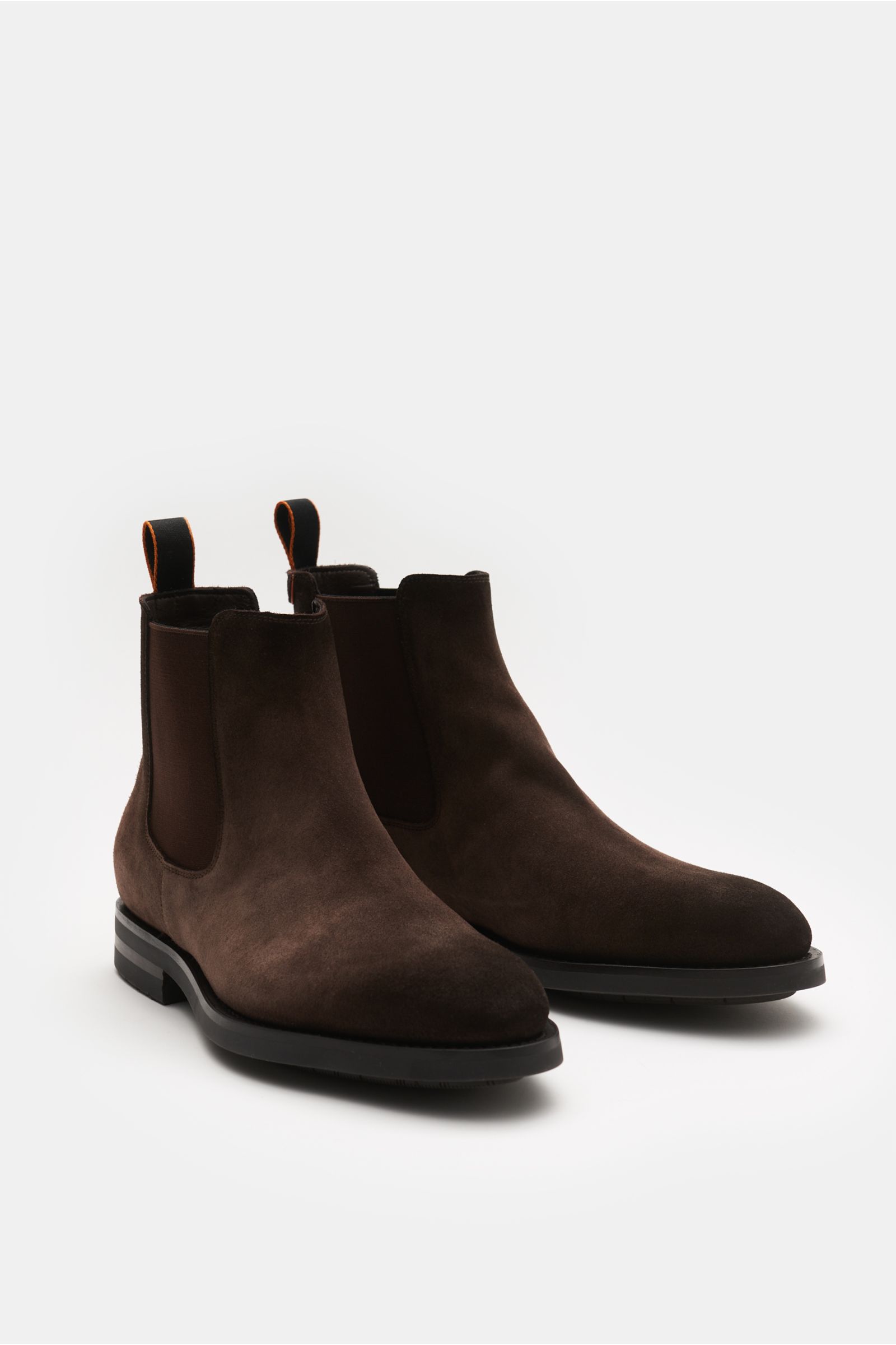 Santoni Chelsea Boot 'Colin' braun in soft brown velour leather, photographed from a front-side angle. This elegant Chelsea boot features a slightly tapered shape, side elastic inserts, a practical pull loop, leather lining, and a comfortable rubber sole.