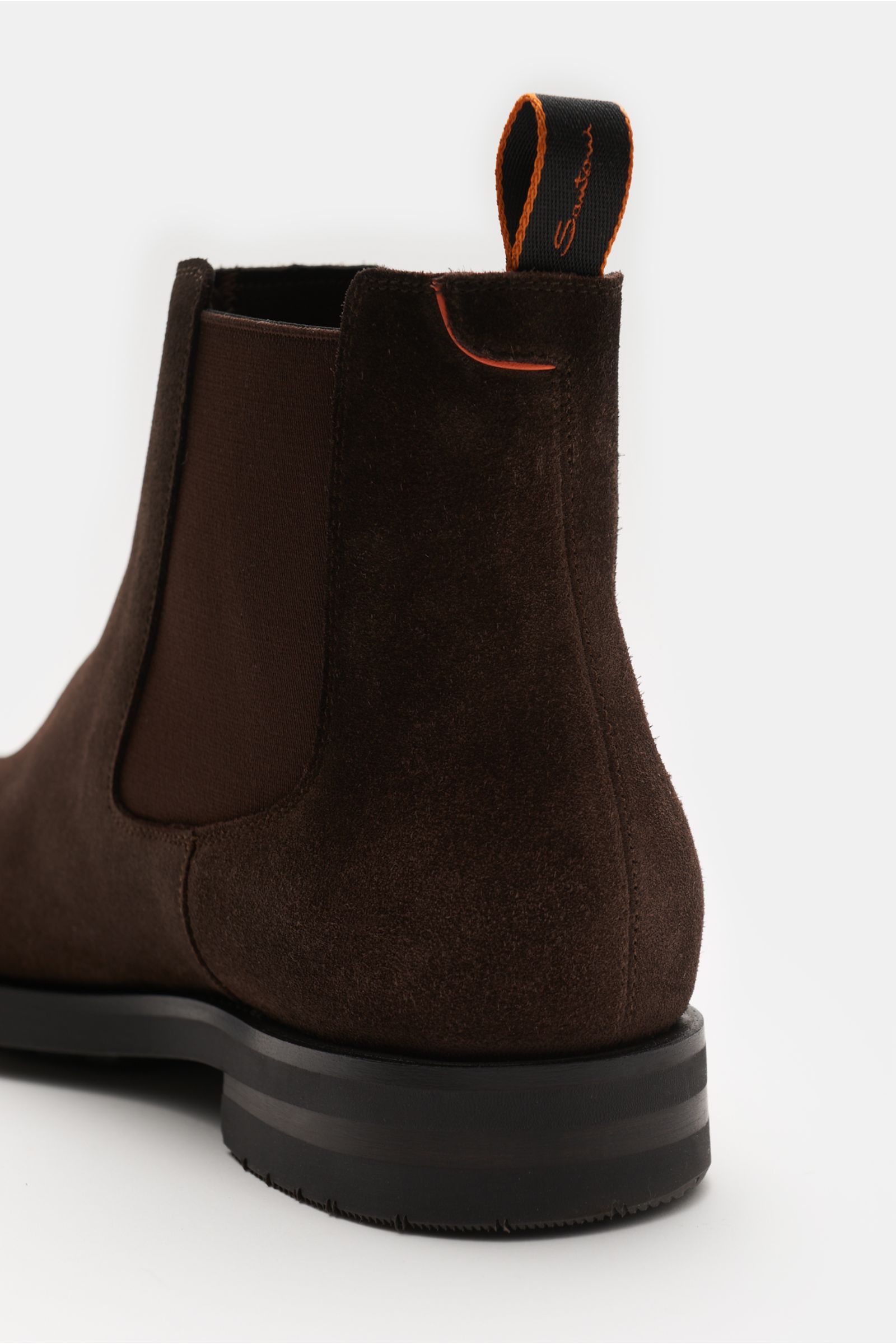 Santoni Chelsea Boot 'Colin' braun shown from a close-up rear perspective, made of smooth brown velour leather with side elastic inserts, a practical pull tab, a slightly tapered shape, a leather lining, a comfortable rubber sole, and exclusive Italian fr