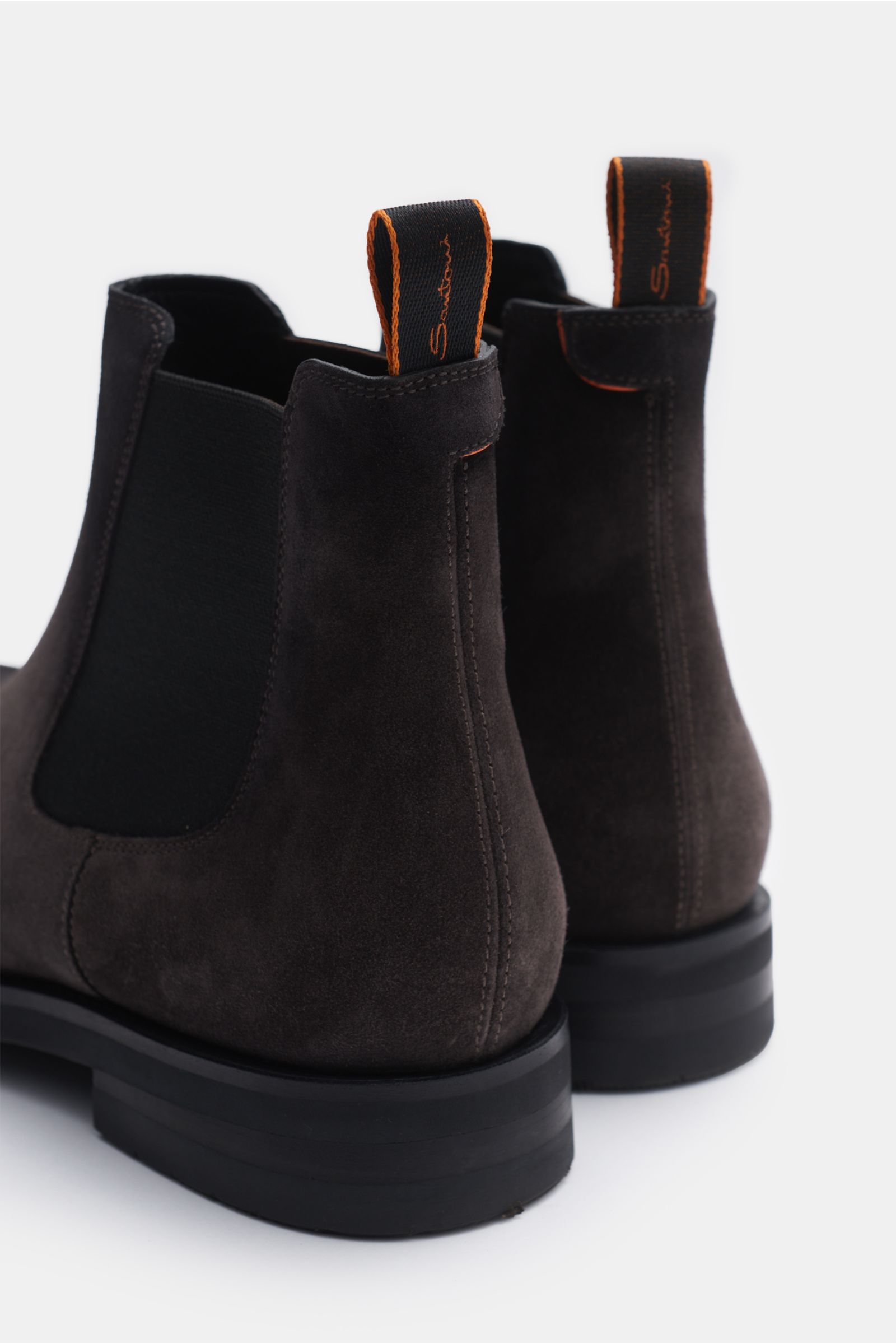 Santoni Chelsea Boot 'Colin' graubraun, Rückansicht, geschmeidiges Veloursleder, rahmengenäht, seitliche Elastikeinsätze, Anziehschlaufe, Kautschuksohle.