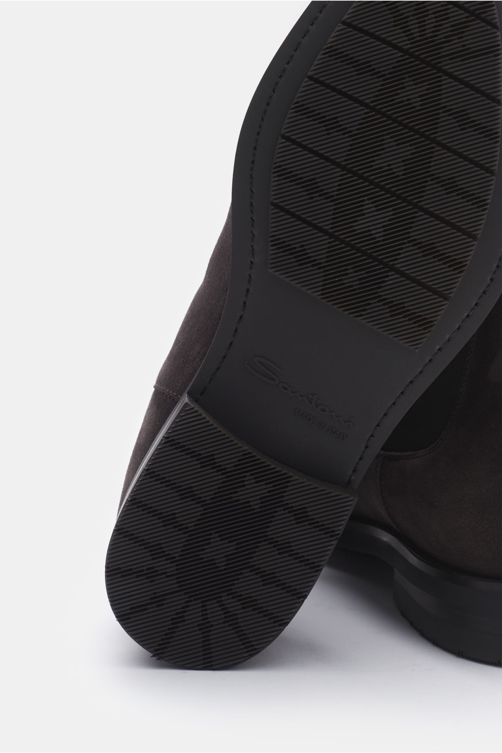 Santoni Chelsea Boot 'Colin' graubraun aus Veloursleder, rahmengenäht, seitliche Elastikeinsätze, Anziehschlaufe, Sohle nah von unten fotografiert.