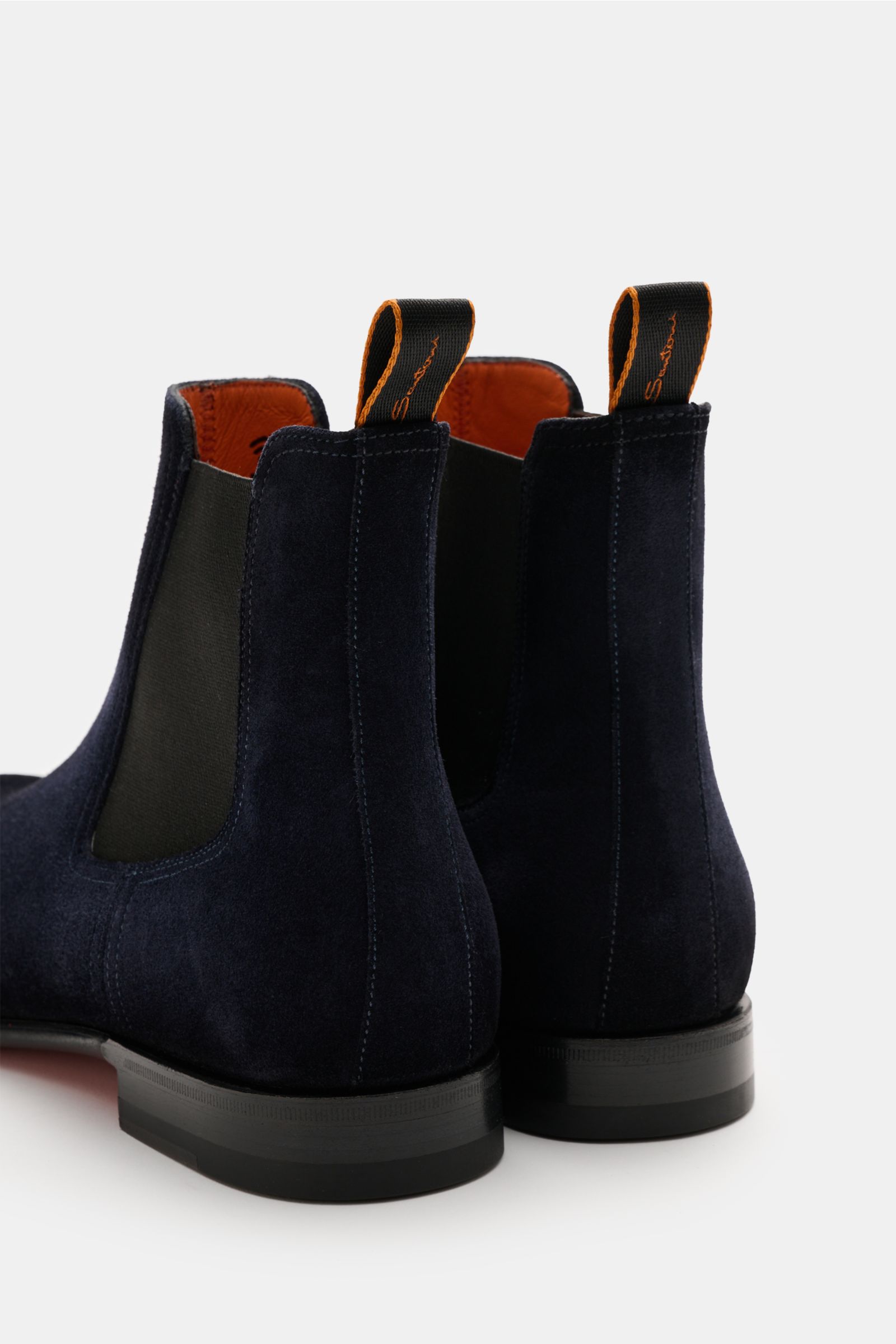 Santoni Chelsea Boot 'Adrian' navy aus geschmeidigem Veloursleder, schmal zulaufend, seitliche Elastikeinsätze, von hinten fotografiert.