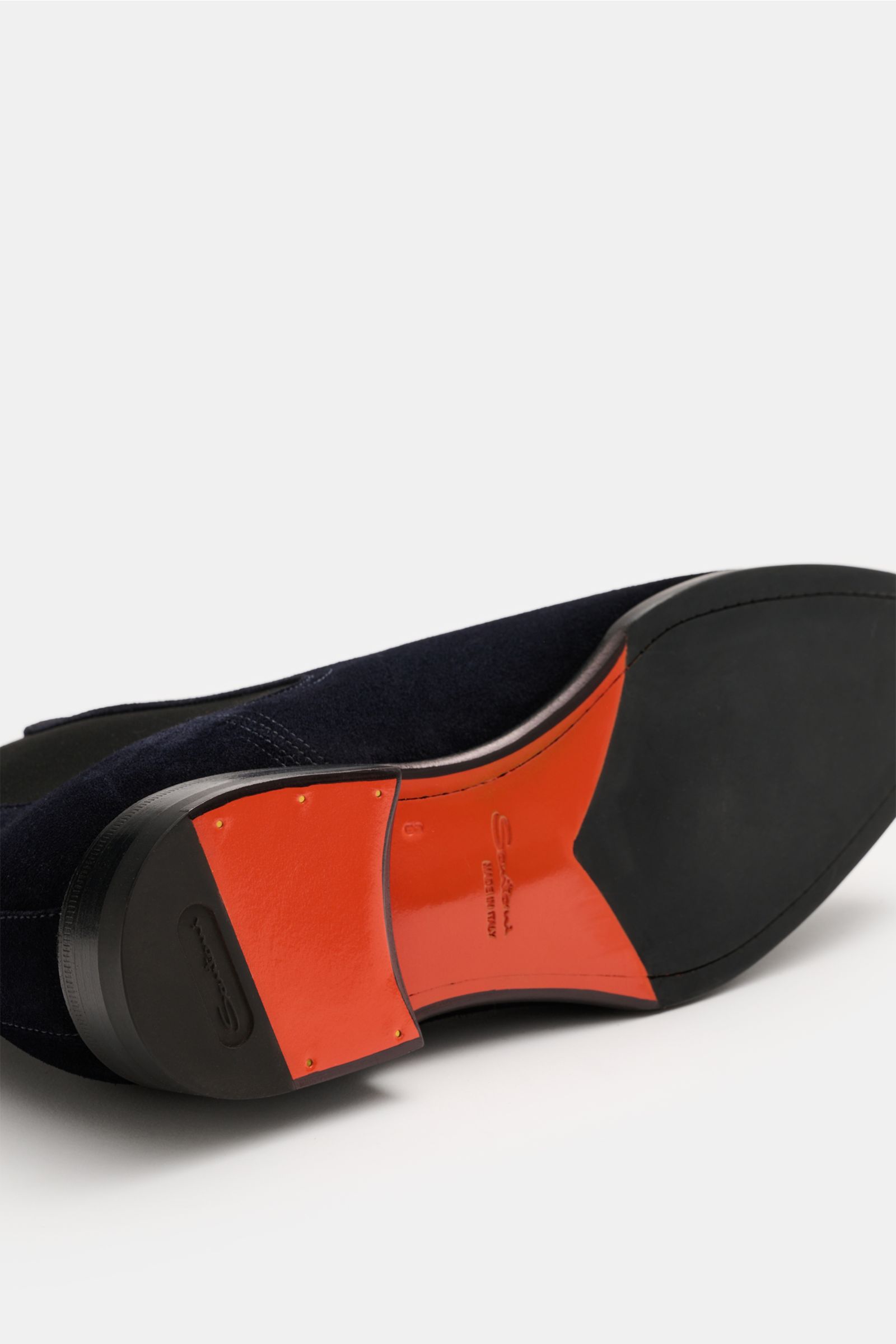 Santoni Chelsea Boot 'Adrian' navy liegend, Detailaufnahme der Laufsohle aus Leder und Kautschuk, Veloursleder, schmal zulaufend.