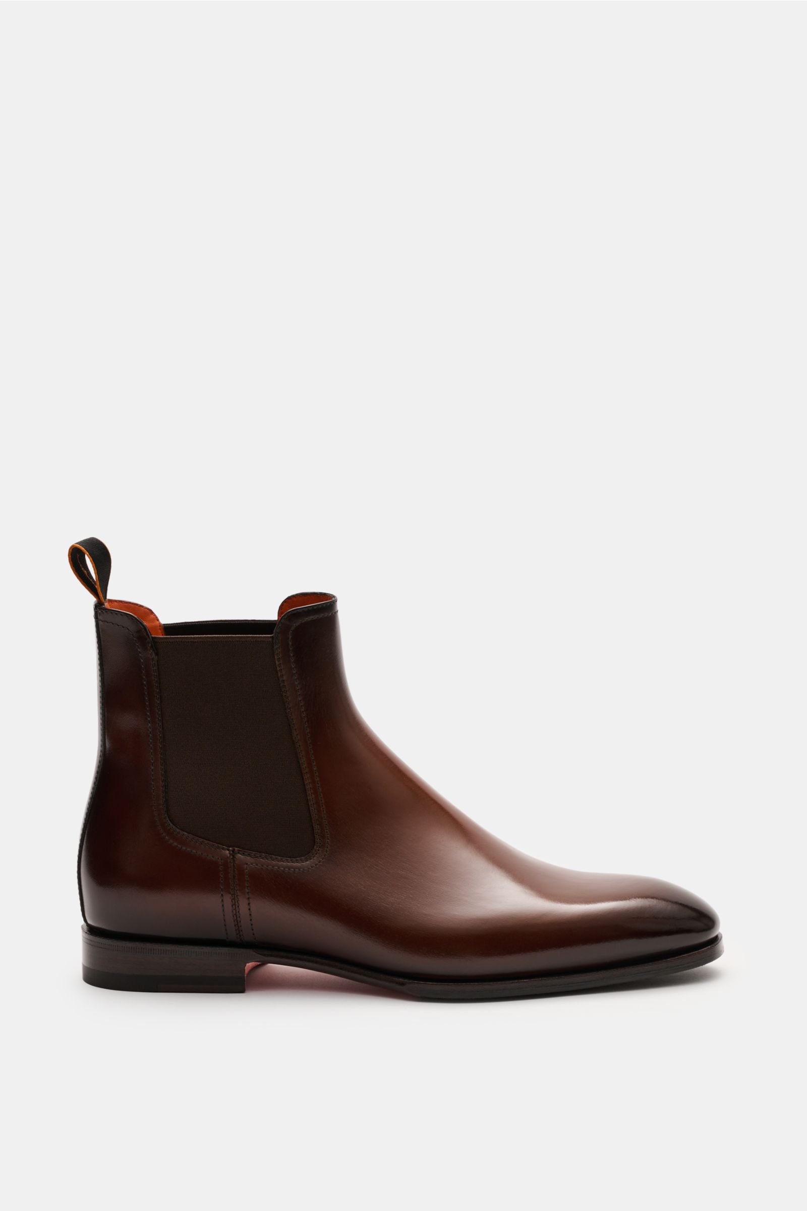 Side view of the Santoni Chelsea Boot 'Adrian' braun, a classic Italian-made boot in smooth brown leather with a slim silhouette, elastic side panels, pull tab, leather lining, and leather-rubber sole, perfect for fall/winter.
