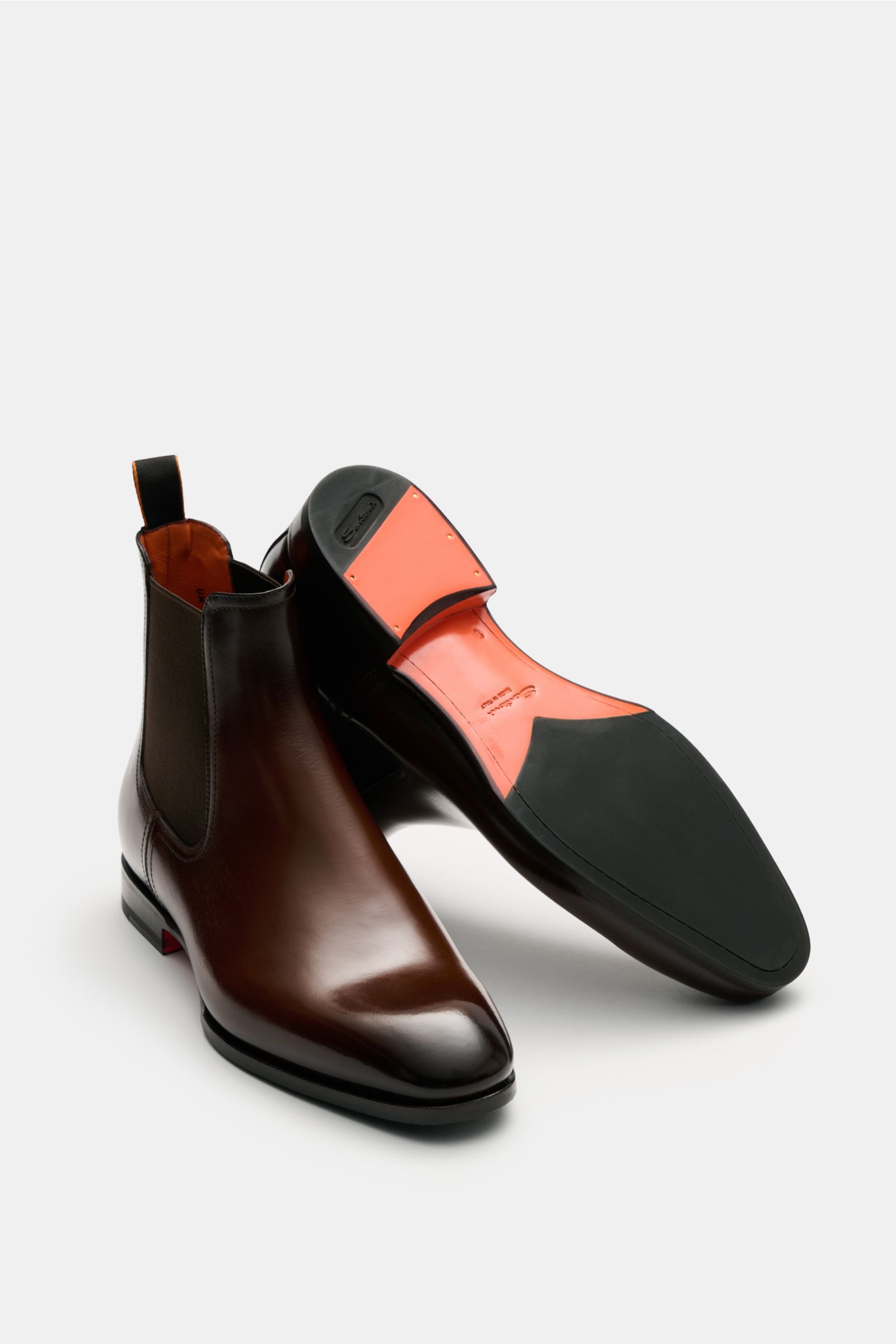 Front and sole view of Santoni Chelsea Boot 'Adrian' braun in smooth brown leather with slim silhouette and elastic sides.

Description:  
Ein Klassiker – zeitlos und elegant: Der Chelsea Boot 'Adrian' von SANTONI vereint hochwertiges Glattleder mit ei