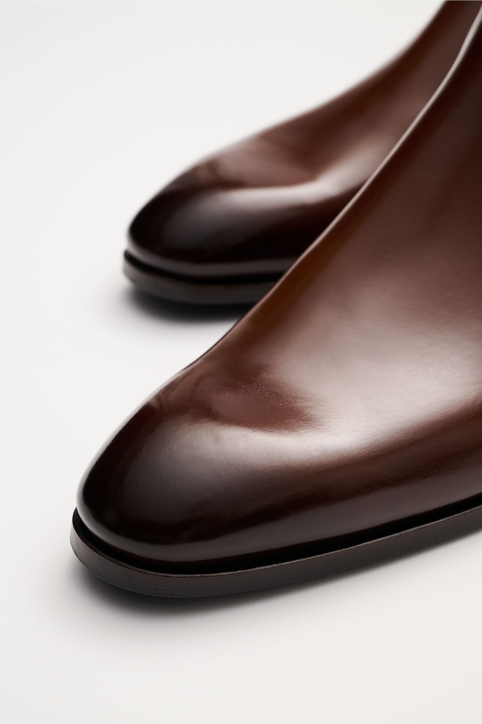 Close-up front-side view of the Santoni Chelsea Boot 'Adrian' braun in smooth brown leather, showcasing its sleek, tapered silhouette and subtle color gradient. Ein Klassiker – zeitlos und elegant: Der Chelsea Boot 'Adrian' von SANTONI vereint hochwertige