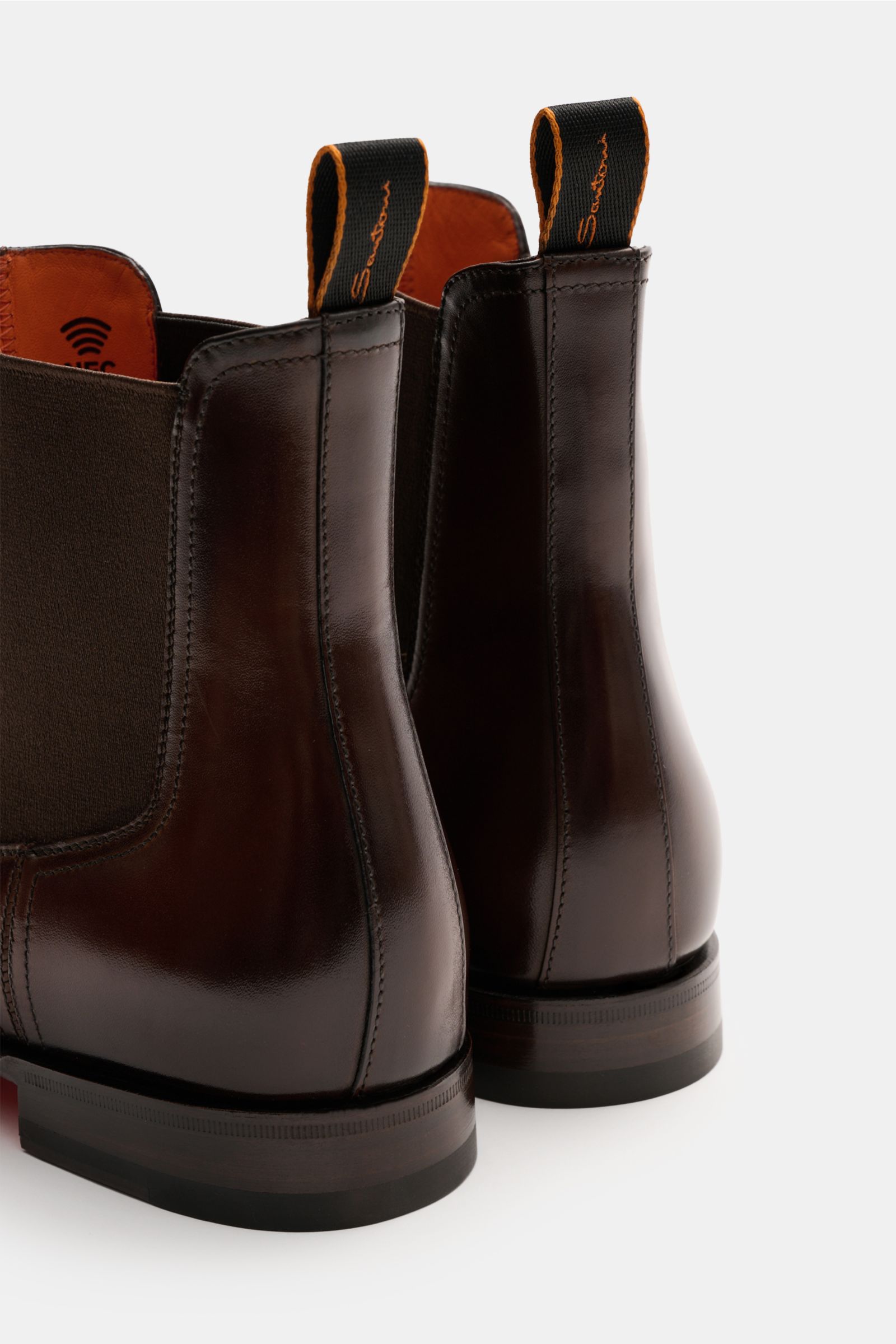Rear close-up of Santoni Chelsea Boot 'Adrian' braun in high-quality smooth leather with narrow silhouette and pull tabs.

Description: A classic – timeless and elegant: The Santoni Chelsea Boot 'Adrian' braun combines high-quality smooth leather with a n