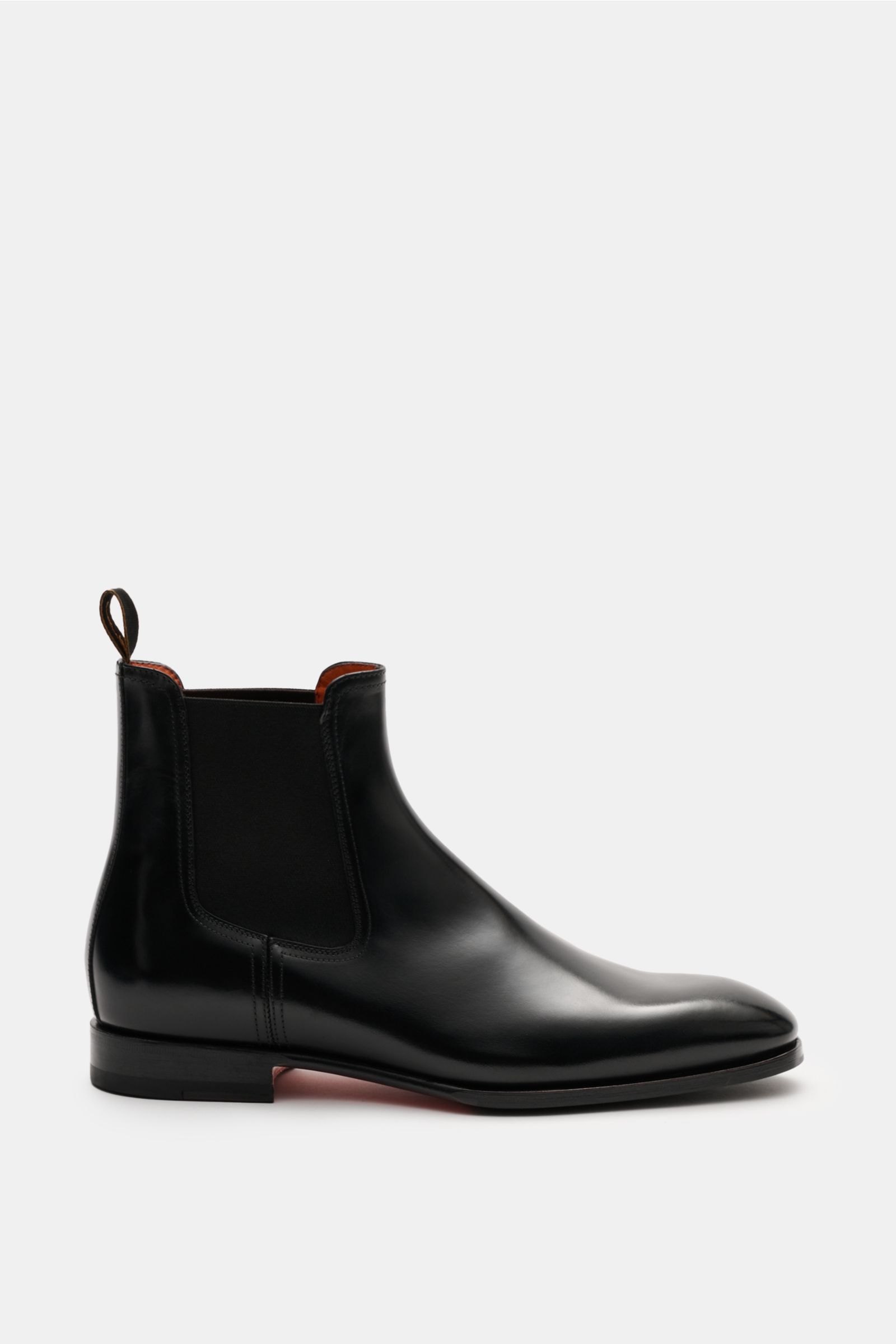 Santoni Chelsea Boot 'Adrian' schwarz, side view of sleek black leather boot with slim silhouette, elastic sides, pull tab.  
Ein Klassiker – zeitlos und elegant: Der Chelsea Boot 'Adrian' von SANTONI vereint hochwertiges Glattleder mit einer schmal zu