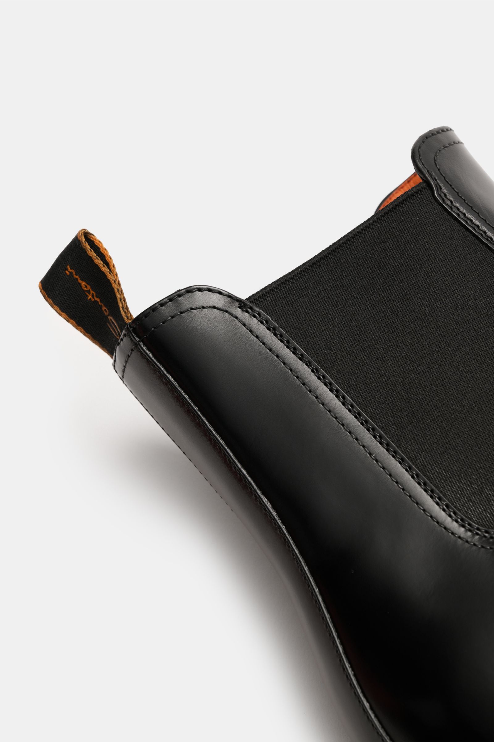 Close-up side view of Santoni Chelsea Boot 'Adrian' schwarz showing smooth black leather, elastic side panel, and pull tab.

Description: Ein Klassiker – zeitlos und elegant: Der Chelsea Boot 'Adrian' von SANTONI vereint hochwertiges Glattleder mit einer 