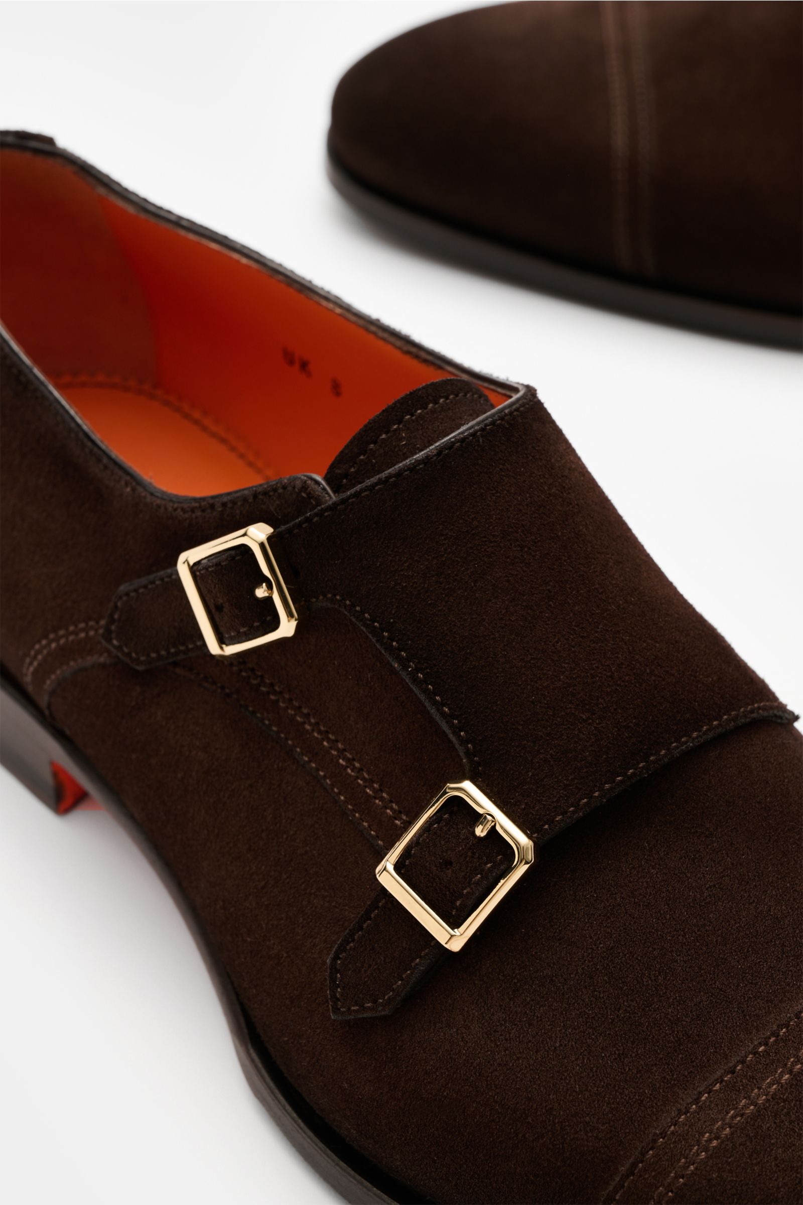 Santoni Doppelmonk 'Adrian' dunkelbraun shown from a close-up top angle, elegant dark brown suede, gold buckles, leather lining. Edle Handarbeit wird bei diesem eleganten Doppelmonk von SANTONI zu einem Schuh von makellosem italienischem Chic, der anspruc