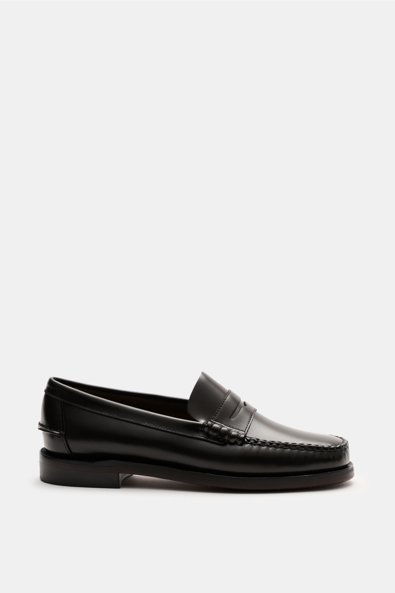 Sebago Penny Loafer 'Classic Dan' dunkelbraun, seitliche Nahaufnahme, fein genarbtes Leder, Penny Strap, lederne Laufsohle, Blake-Verarbeitung, schmal zulaufend, Ziernaht und Falten an der Vorderkappe, innenleder, Kautschukabsatz.
