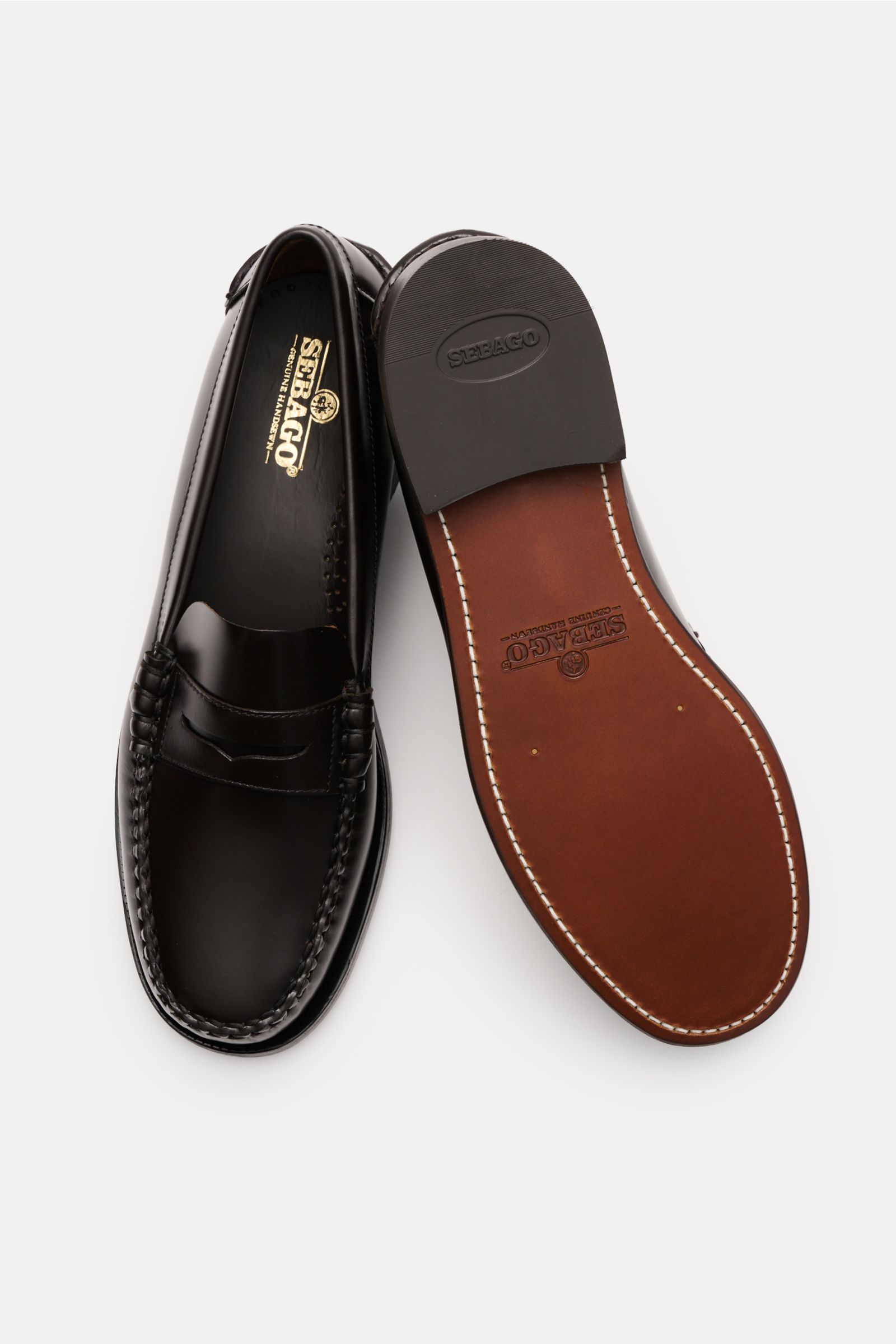 Sebago Penny Loafer 'Classic Dan' dunkelbraun, von oben fotografiert, zeigt fein genarbtes Leder, Penny Strap, durchgenähte Blake-Verarbeitung, ledernes Innenfutter und Laufsohle mit Kautschukabsatz.