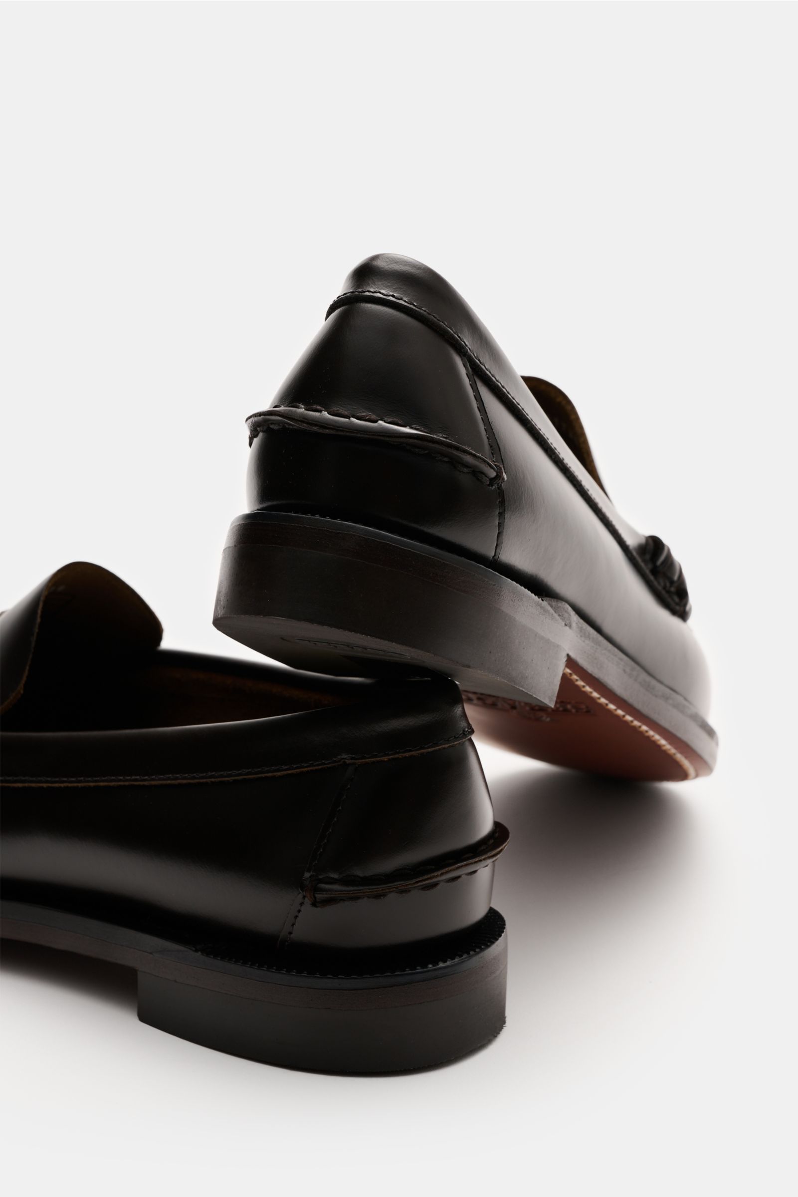 Sebago Penny Loafer 'Classic Dan' dunkelbraun, seitlich hinten fotografiert, fein genarbtes Leder, Blake-Verarbeitung, Lederlaufsohle, Kautschukabsatz.