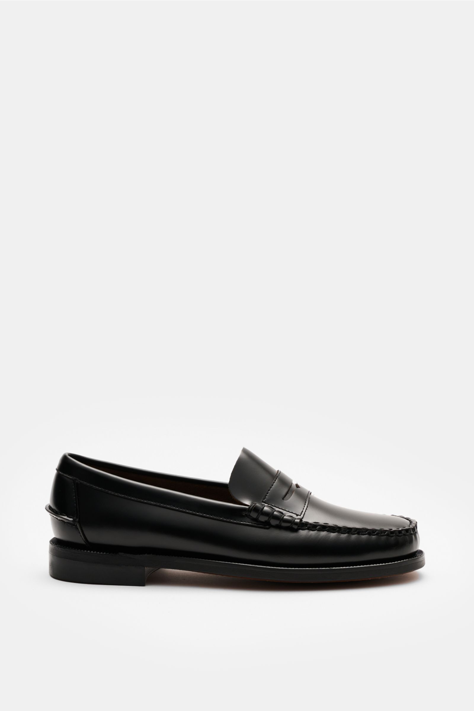 Sebago Penny Loafer 'Classic Dan' schwarz seitlich fotografiert, fein genarbtes Leder, Penny Strap, Blake-Naht, Lederlaufsohle, Kautschukabsatz.