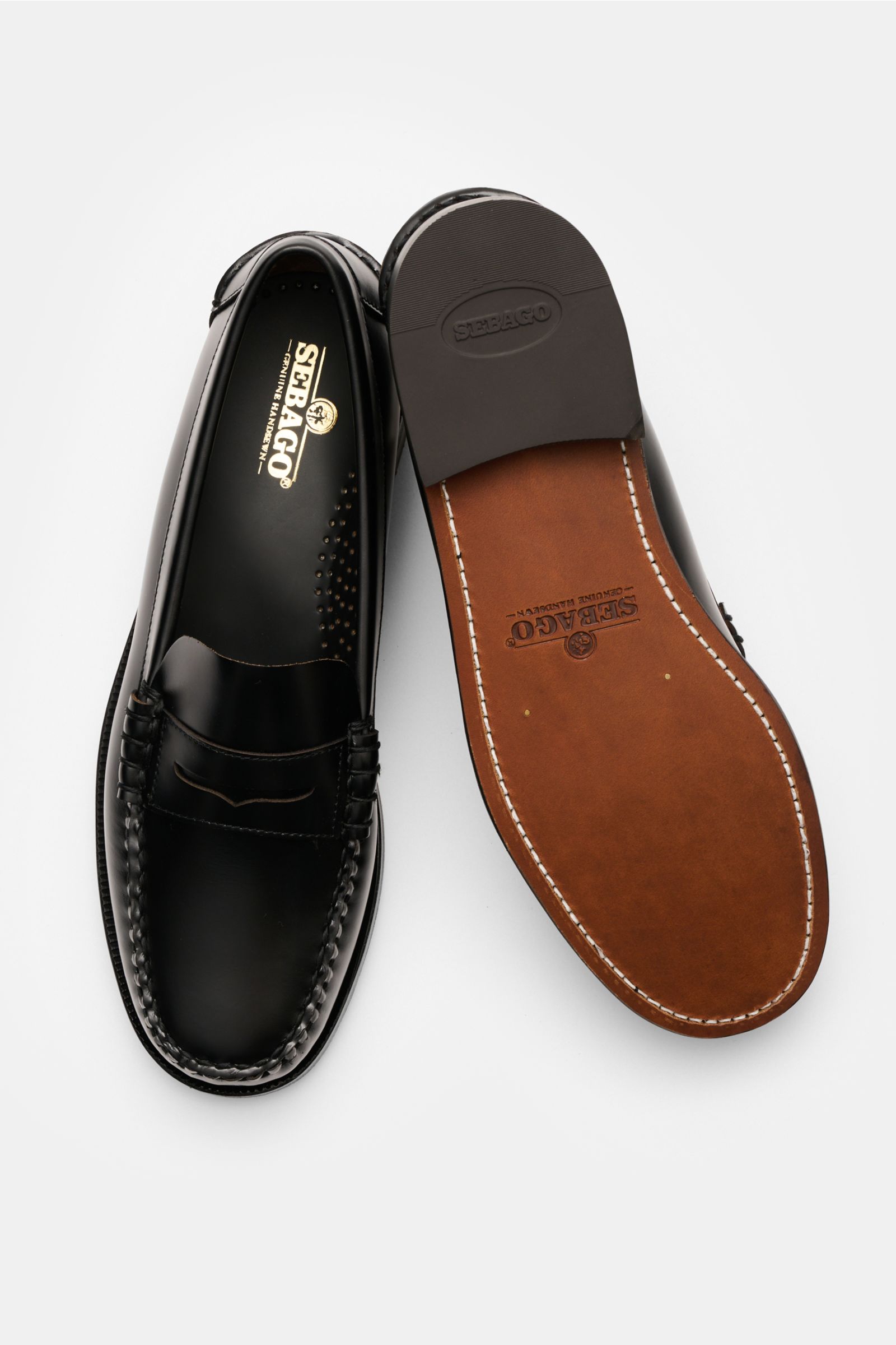 Sebago Penny Loafer 'Classic Dan' schwarz, seitliche Draufsicht, fein genarbtes Leder, Penny Strap, lederne Laufsohle mit Kautschukabsatz, handgenähter Klassiker.