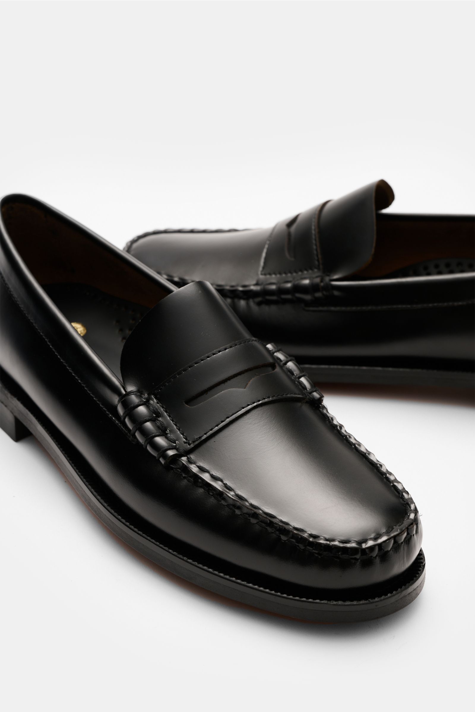 Sebago Penny Loafer 'Classic Dan' schwarz, von vorne schräg fotografiert, aus fein genarbtem Leder, Blake-Verarbeitung, typischem Penny Strap, ledernes Innenfutter, Ledersohle mit Kautschukverstärkung.