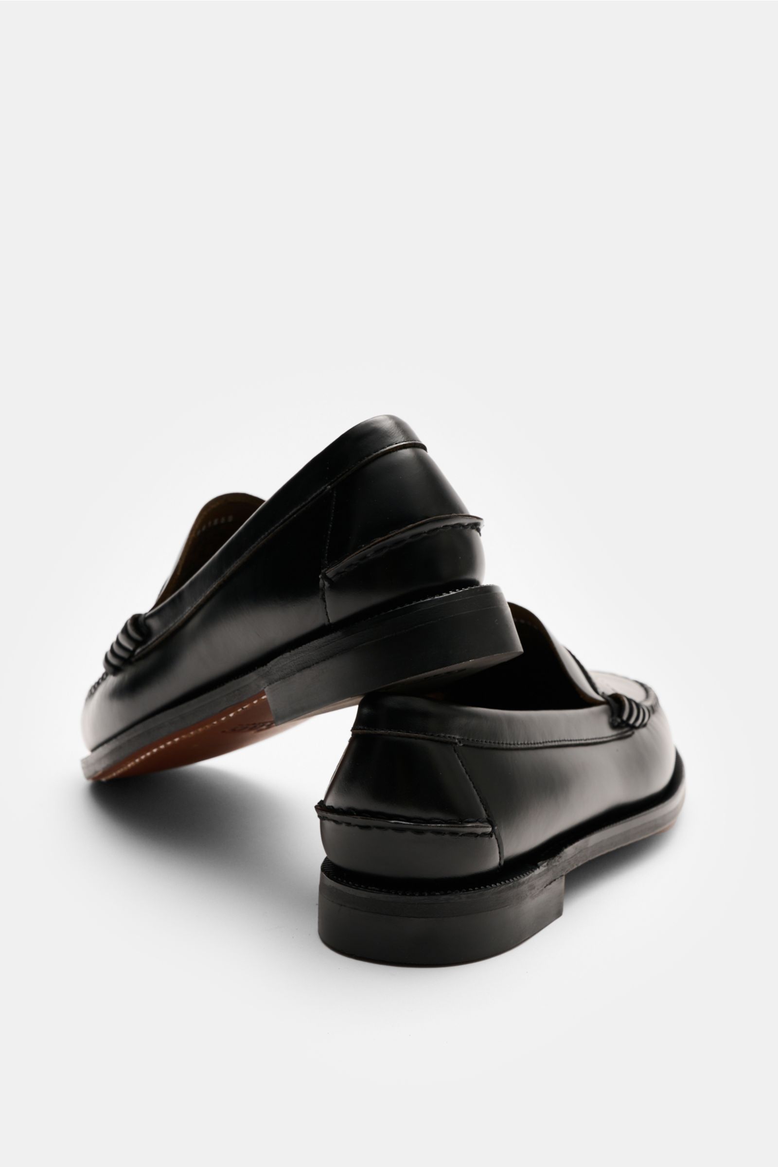 Sebago Penny Loafer 'Classic Dan' schwarz aus fein genarbtem Leder, handgenäht, Blake-Verarbeitung, schmale Silhouette, Ansicht von hinten schräg.
