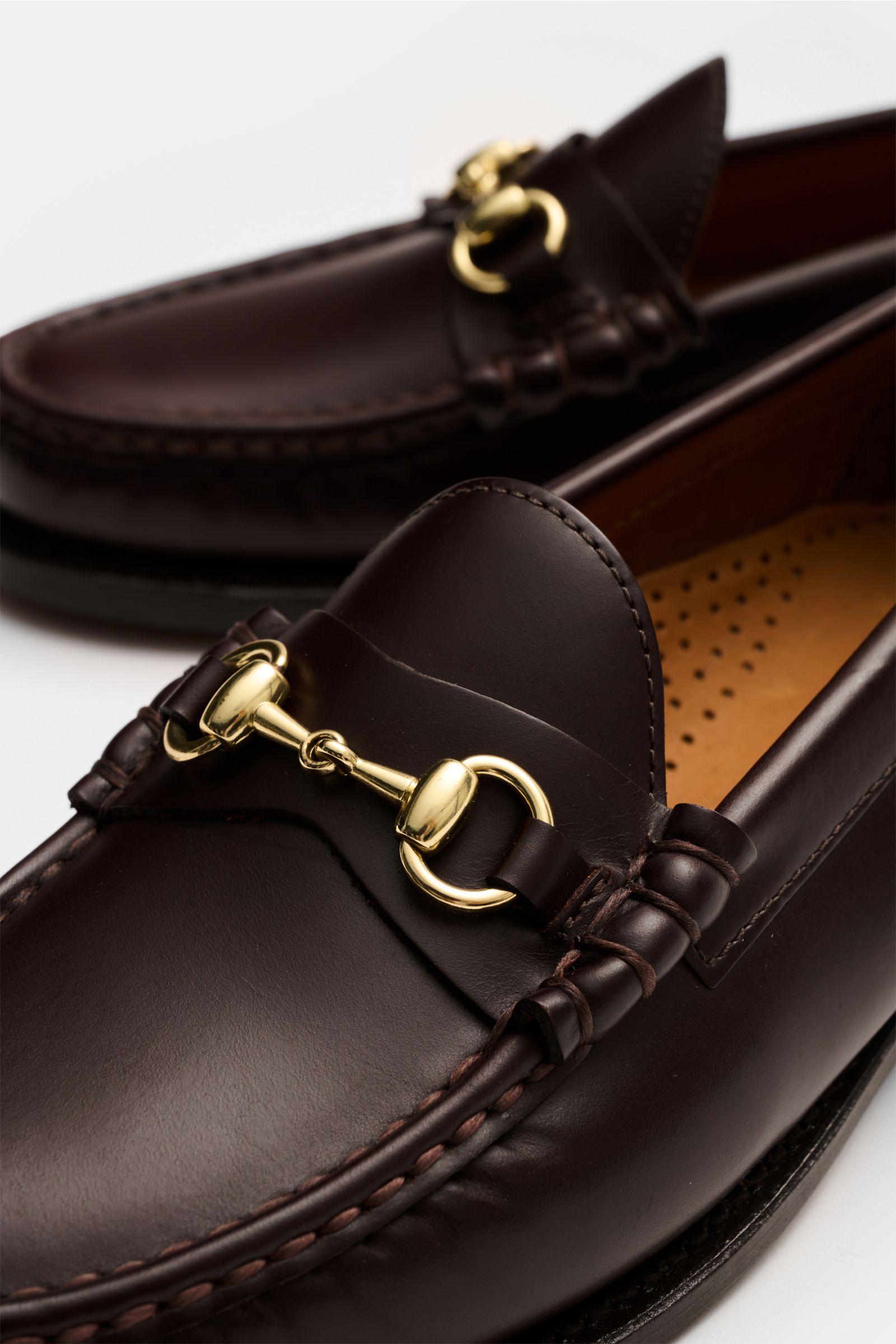 Sebago Horsebit Loafer 'Joe Modena' rotbraun, von schräg oben fotografiert, fein genarbtes Leder, Horsebit-Detail, durchgenähte Blake-Verarbeitung.