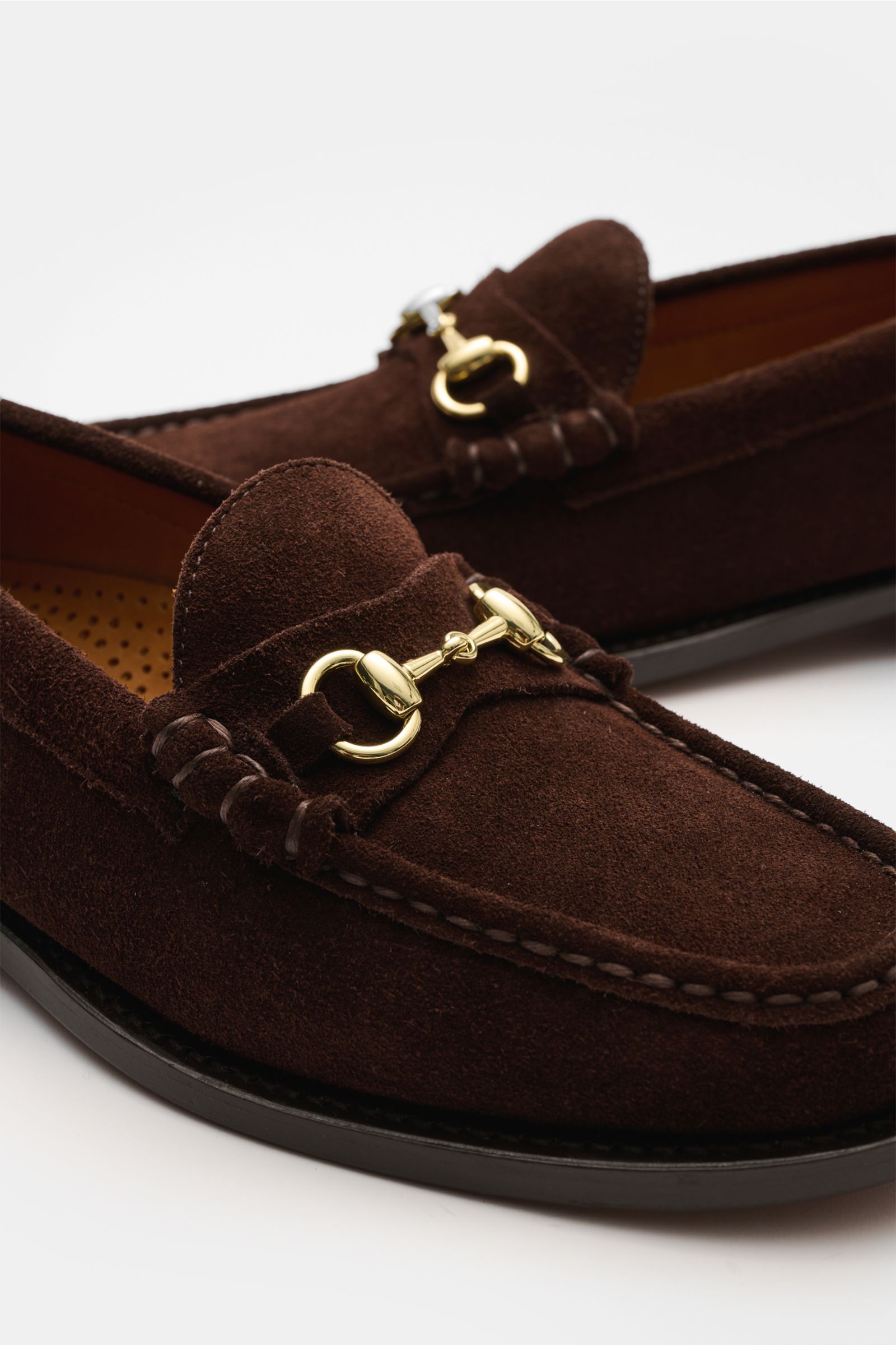 Sebago Horsebit Loafer 'Joe Modena' dunkelbraun aus geschmeidigem Veloursleder, seitliche Nahaufnahme mit goldfarbenem Horsebit-Detail.