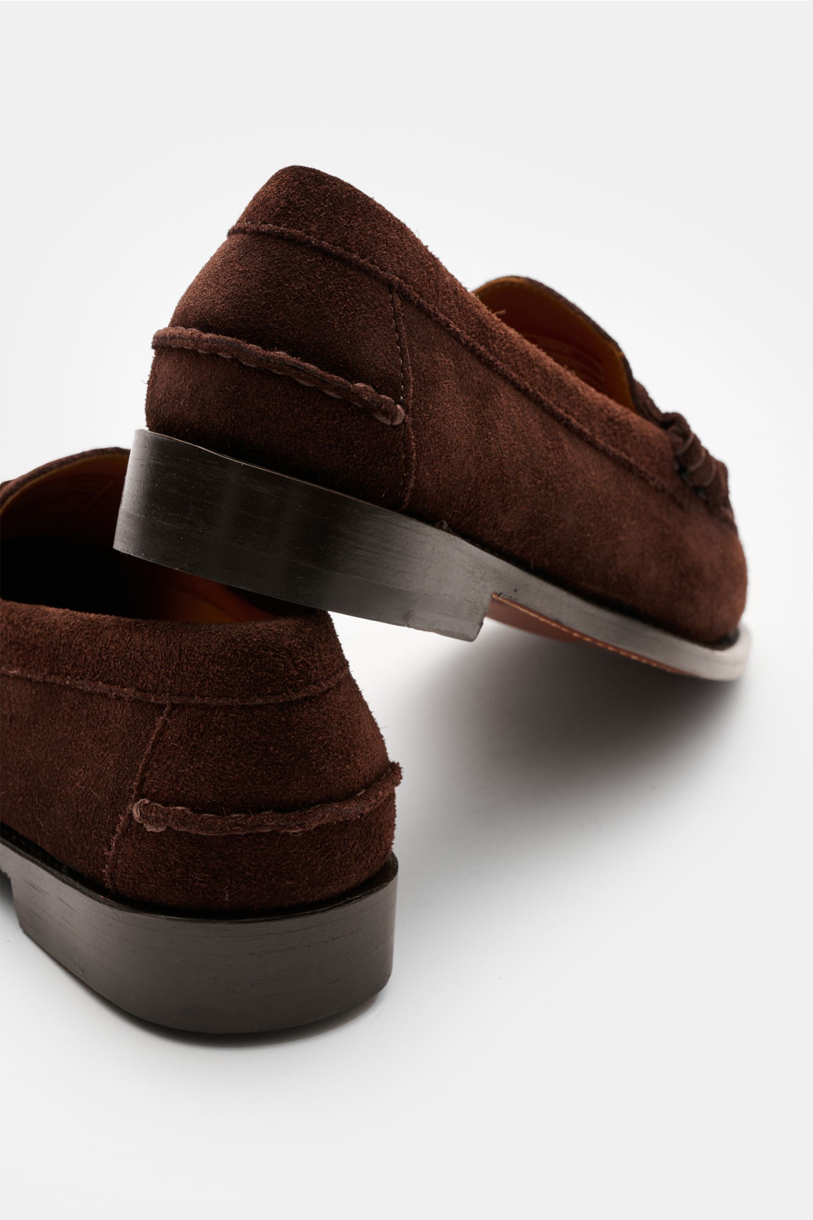 Sebago Horsebit Loafer 'Joe Modena' dunkelbraun aus geschmeidigem Veloursleder, seitlich hinten fotografiert, mit Blake-Verarbeitung, Lederlaufsohle, Kautschukabsatz.