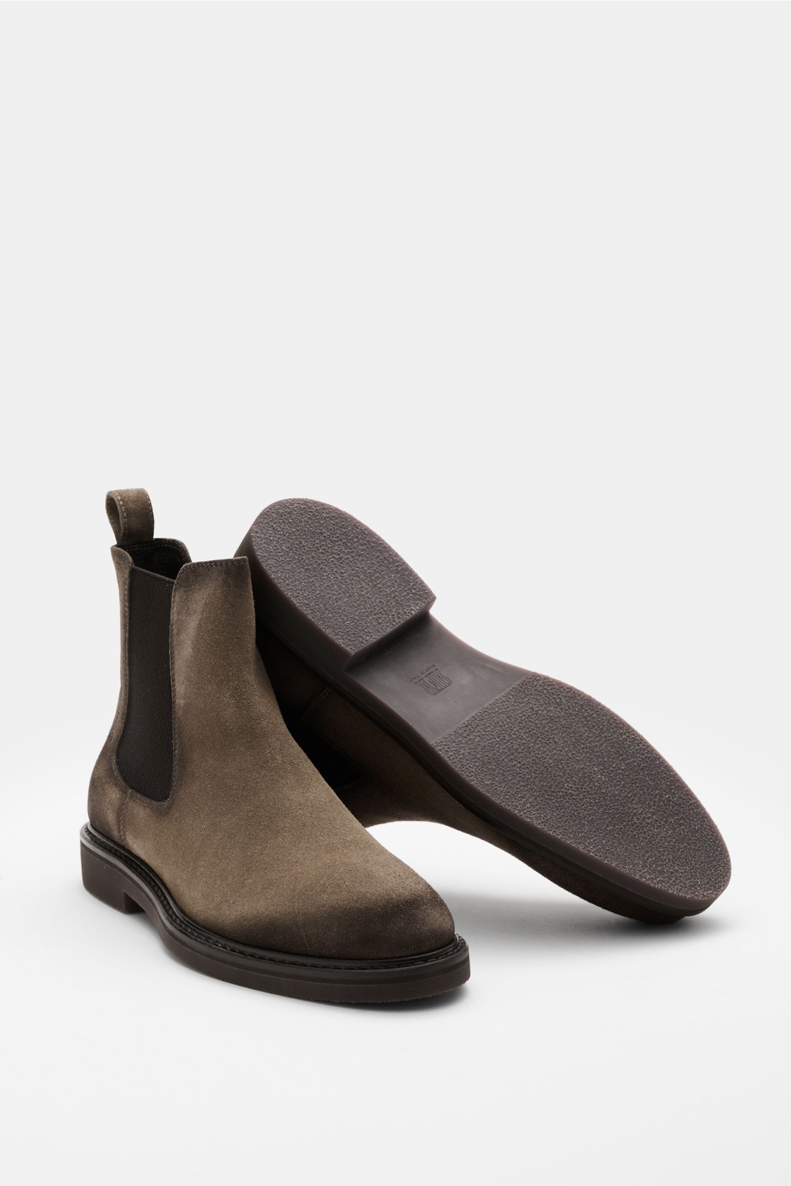 Fabiano Ricci Chelsea Boot taupe aus edlem Veloursleder, schmal zulaufend, elastische Einsätze, Lederfutter, Anziehschlaufe, Gummisohle, seitliche Perspektive.