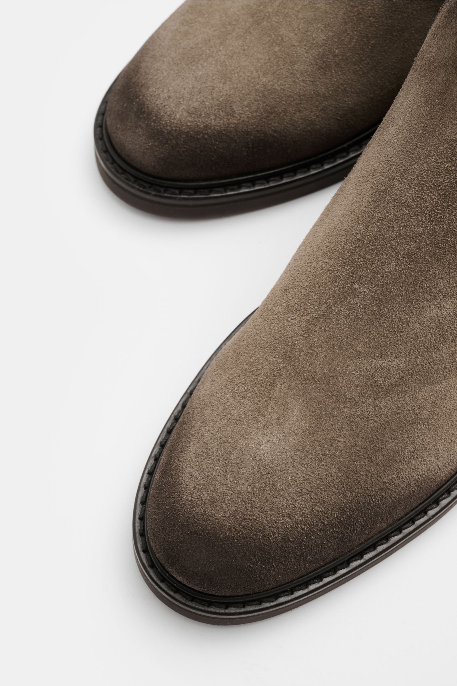 Nahaufnahme von zwei Fabiano Ricci Chelsea Boots taupe aus edlem Veloursleder mit leichter Gummisohle und elastischen Einsätzen, schmal zulaufend.
