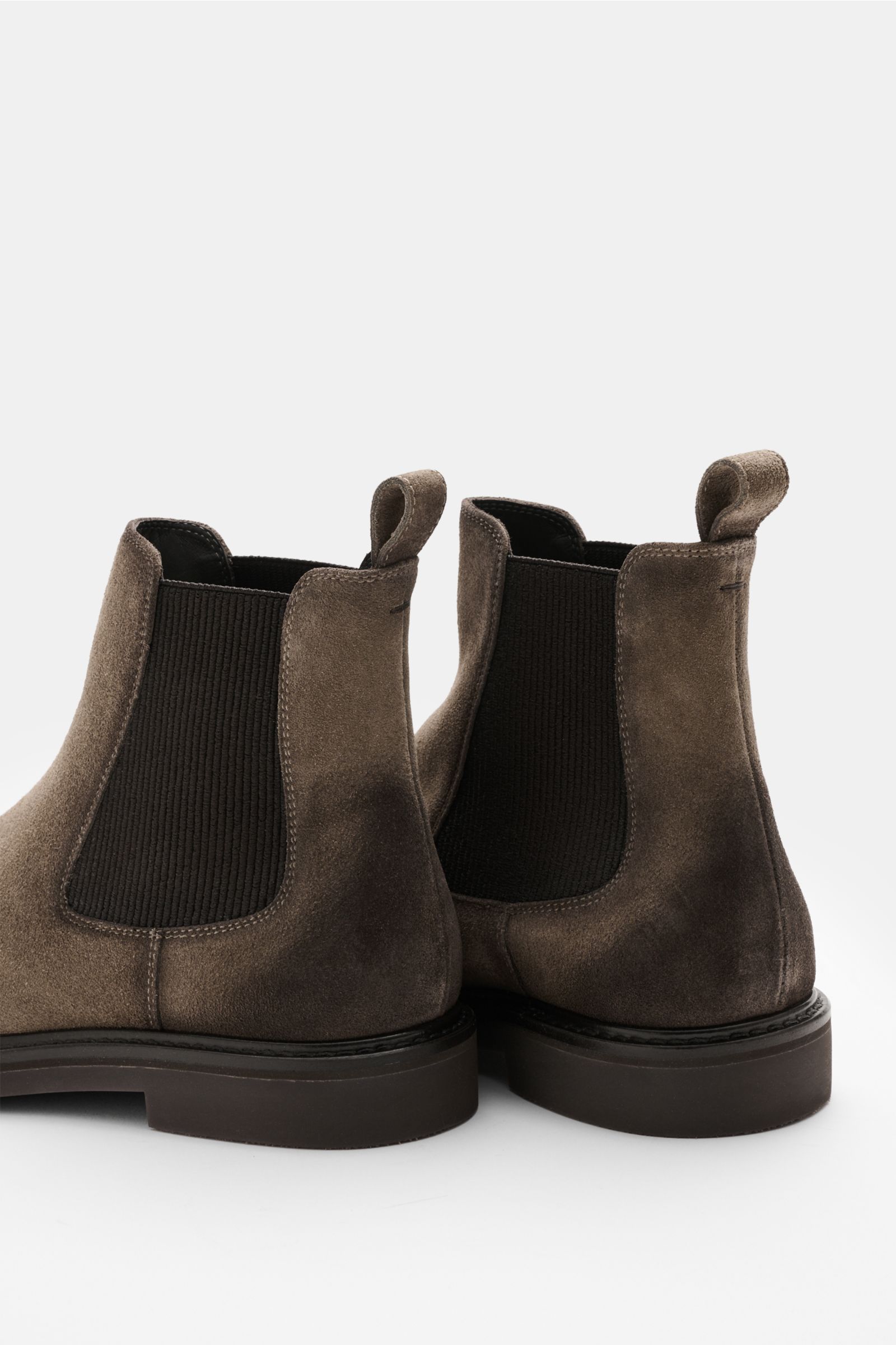 Fabiano Ricci Chelsea Boot taupe aus edlem Veloursleder, schmal zulaufend, elastische Einsätze, Anziehschlaufe, Lederfutter, flexible Gummisohle, Rückansicht.