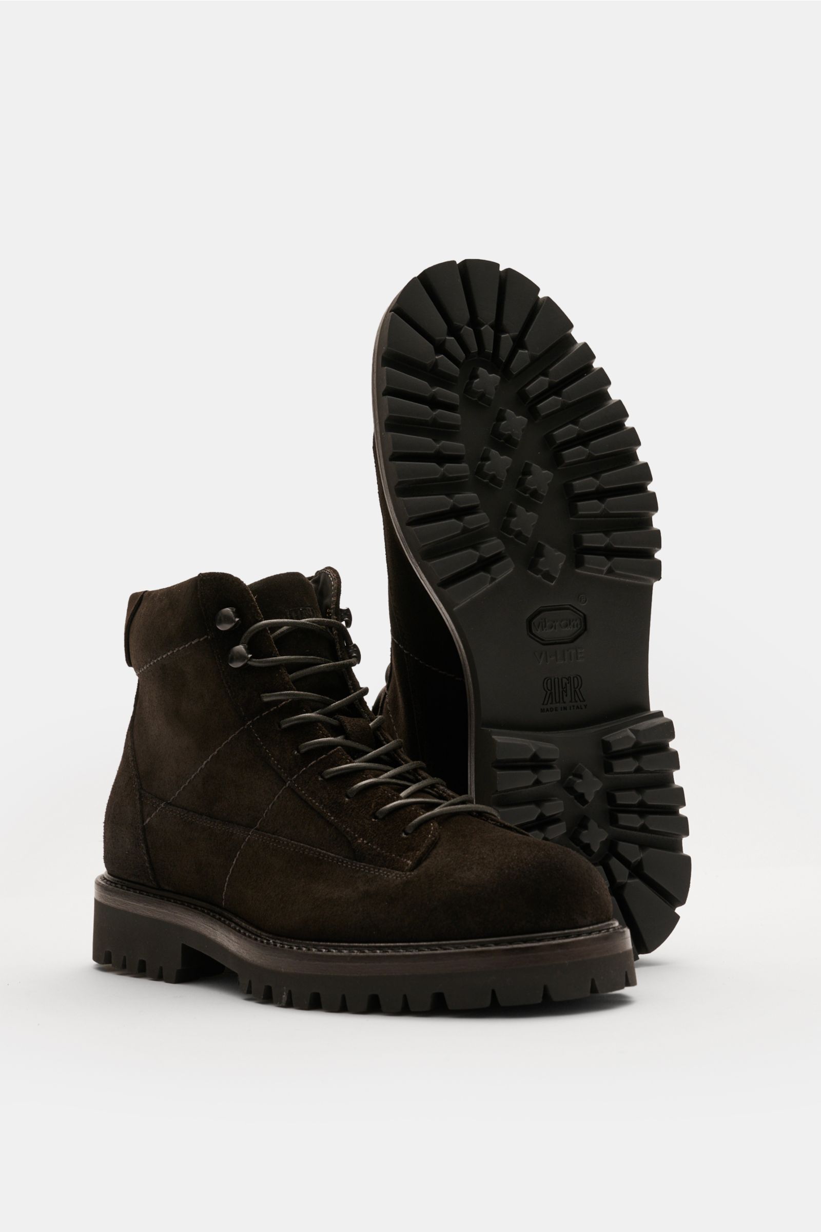 Fabiano Ricci Schnürboot dunkelbraun aus edlem Verloursleder, runde Vorderkappe, Neun-Loch-Schnürung, Lederfutter, flexible Gummisohle, Front- und Sohlenansicht.