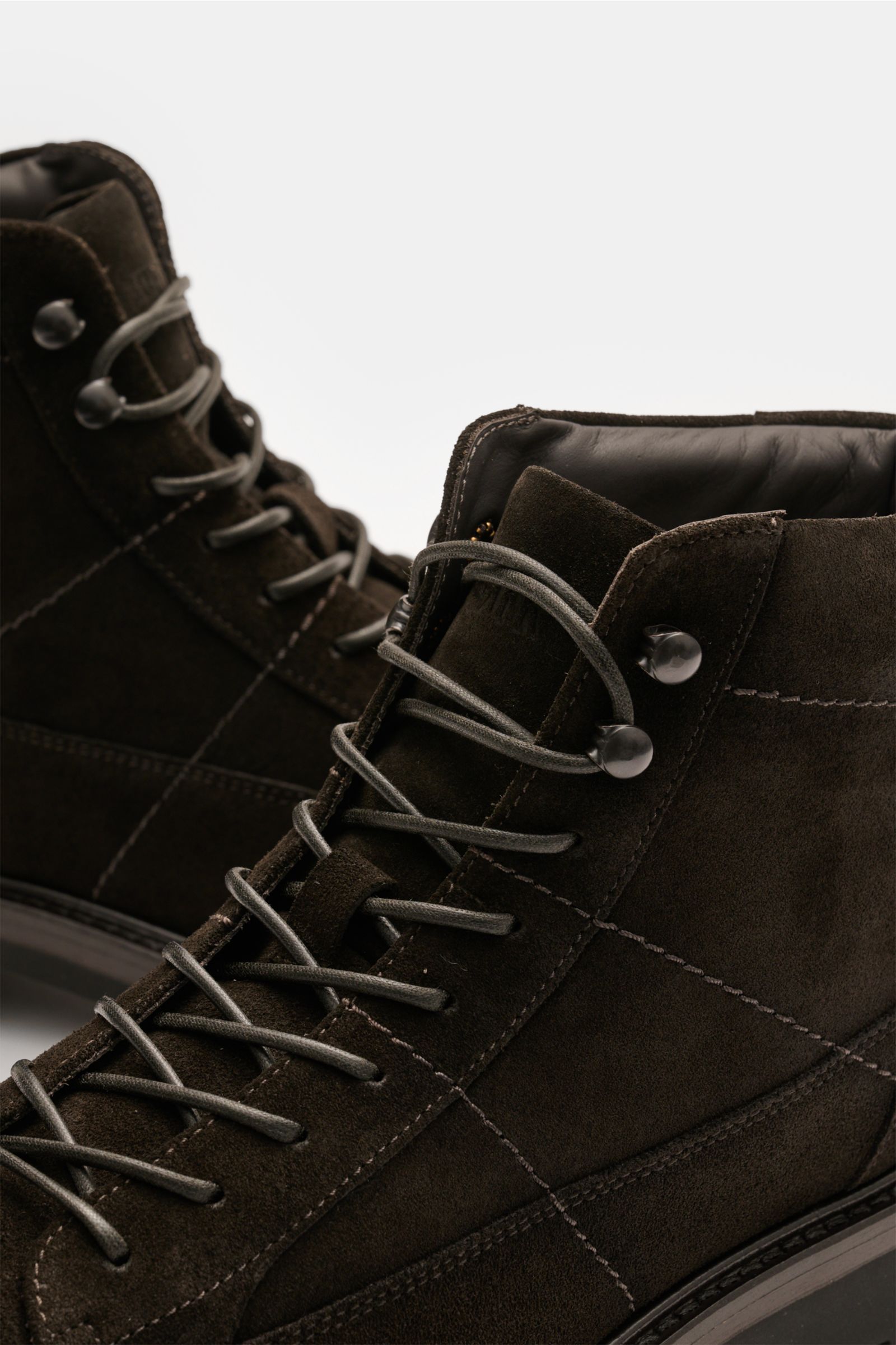 Fabiano Ricci Schnürboot dunkelbraun aus edlem Verloursleder, runde Vorderkappe, Neun-Loch-Schnürung mit Haken, Lederfutter, flexible Gummisohle, Nahaufnahme schräg von vorn.