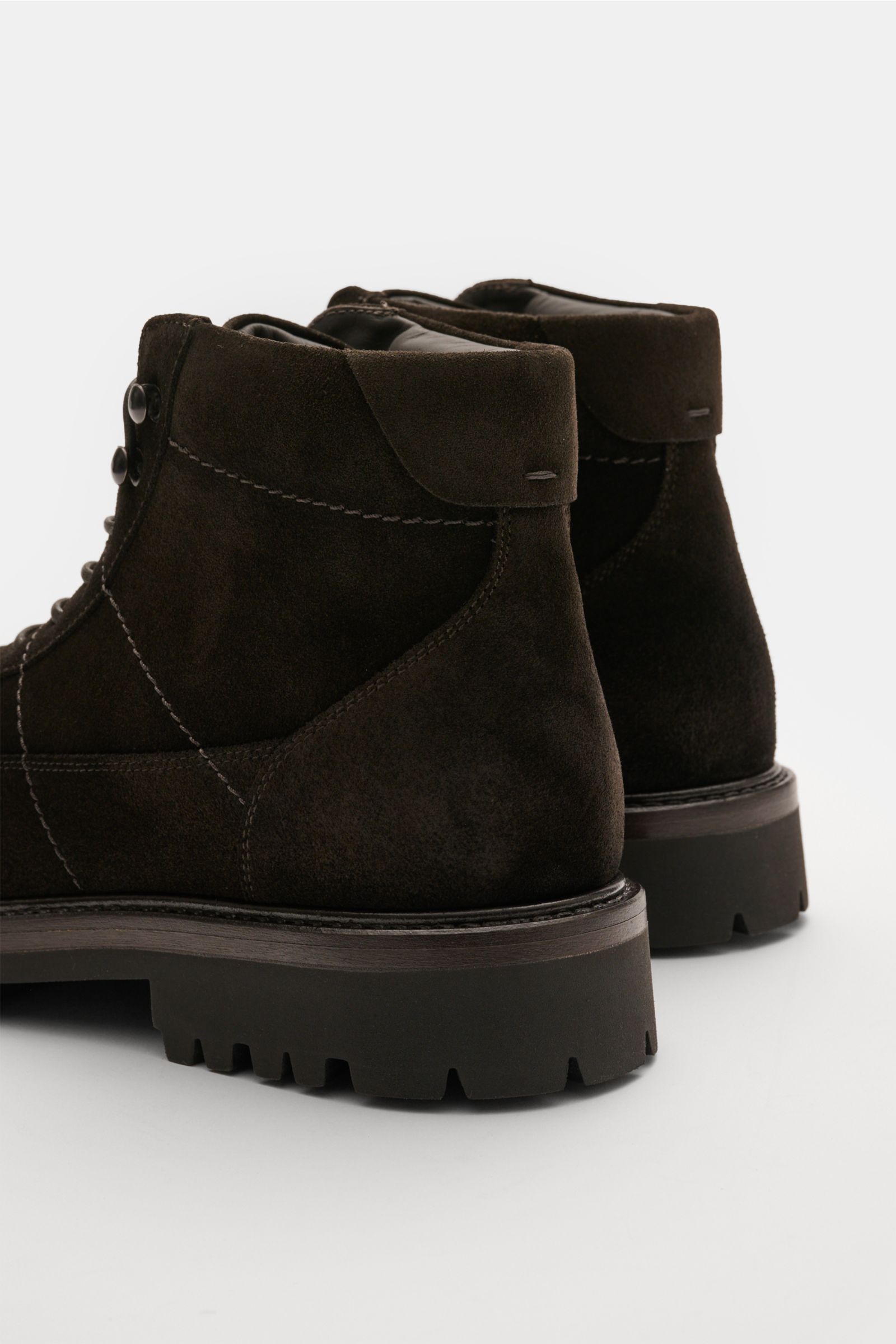 Fabiano Ricci Schnürboot dunkelbraun aus edlem Verloursleder, hinten seitlich fotografiert, mit runder Vorderkappe, neun-Loch-Schnürung, Lederfutter und flexibler Gummisohle.