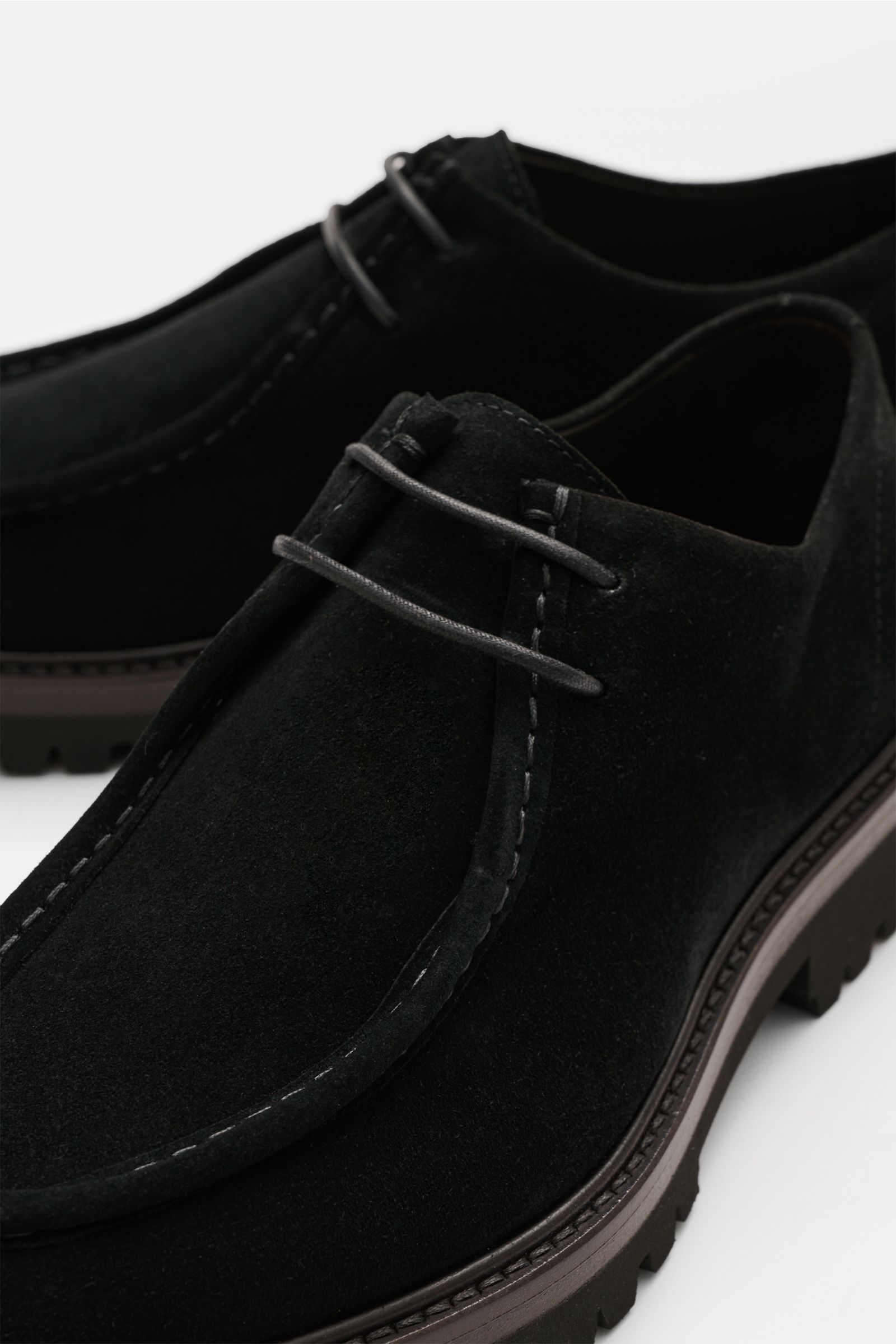 Fabiano Ricci Schnürer schwarz aus edlem Veloursleder, leicht schmal zulaufend, mit Ziernaht, offener Zwei-Loch-Schnürung, Lederfutter und profilierter VIBRAM-Gummisohle, Nahaufnahme schräg von vorne.