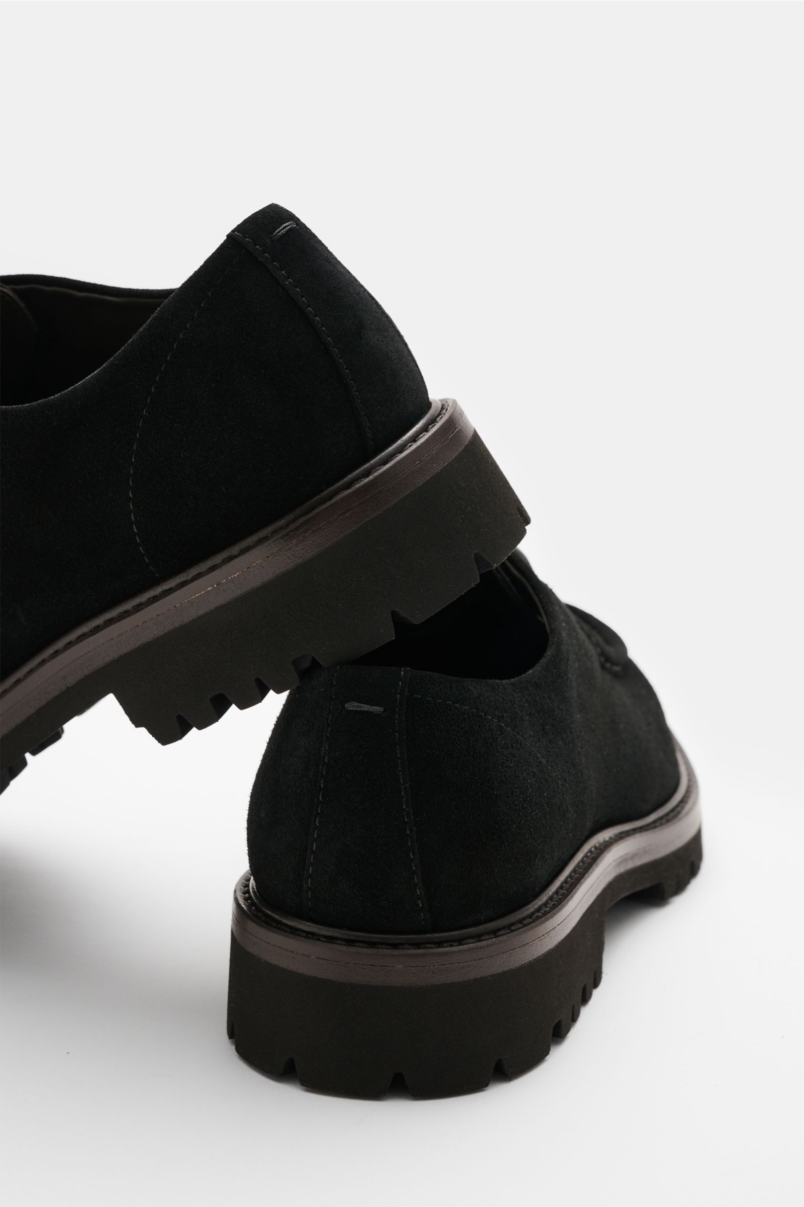 Fabiano Ricci Schnürer schwarz aus edlem Veloursleder, leicht schmal zulaufend, mit Ziernaht, Zwei-Loch-Schnürung, Lederfutter, VIBRAM-Sohle, Rückansicht.