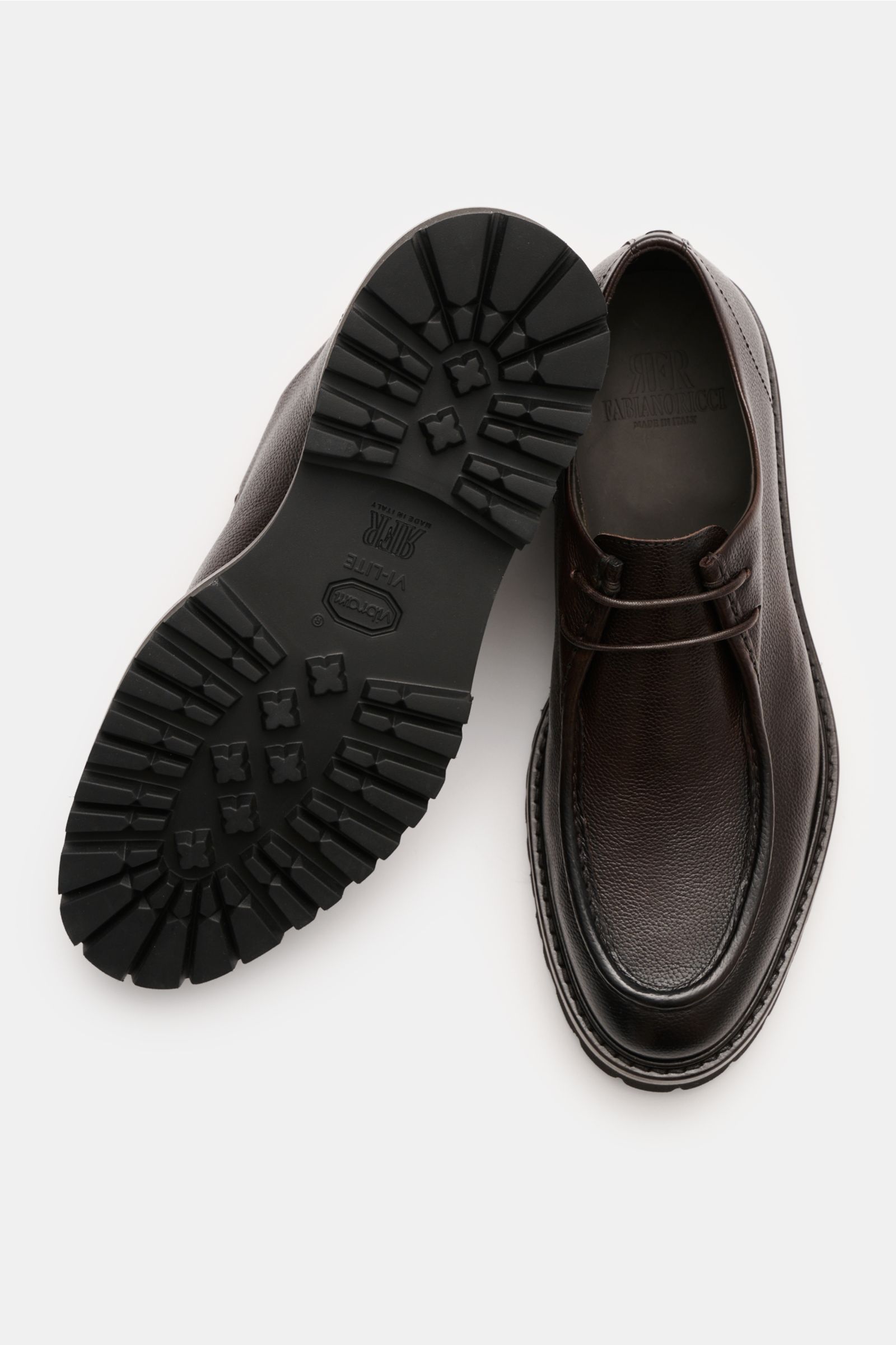 Fabiano Ricci Schnürer dunkelbraun shown from top and sole view, featuring fein genarbtes Glattleder, leicht schmal zulaufende Silhouette, Ziernaht auf der Vorderkappe, offene Zwei-Loch-Schnürung, Innenfutter aus Leder, profilierte VIBRAM-Gummisohle.